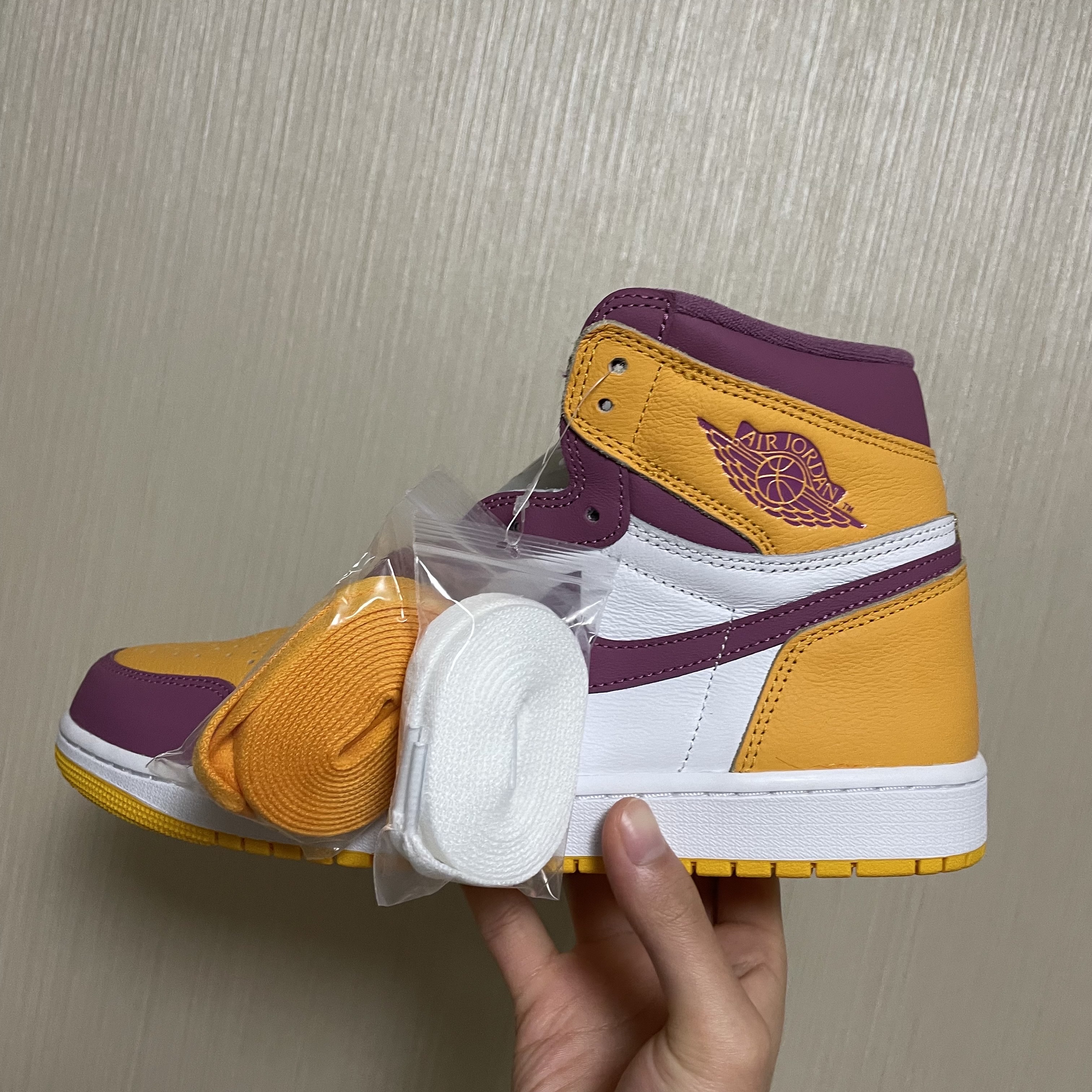 Jordan 1 Retro High OG University Gold Light Bordeaux 착용 스타일