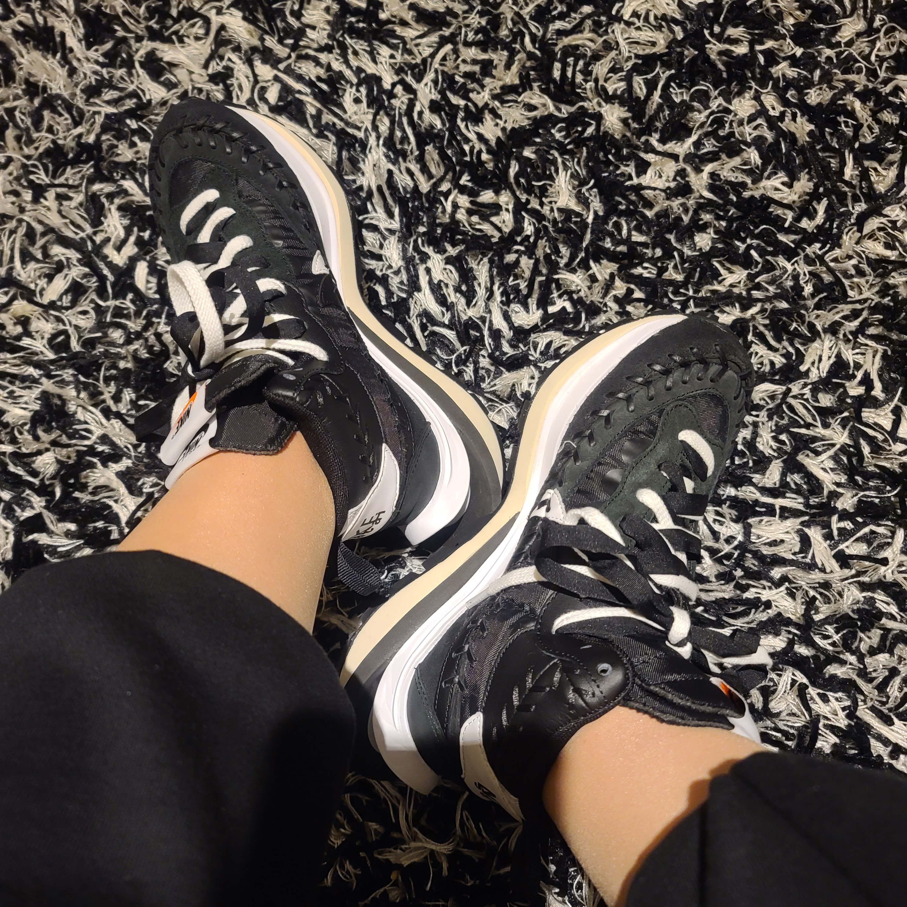 Nike x Sacai x Jean Paul Gaultier VaporWaffle Black White, Nike x Sacai x Jean Paul Gaultier VaporWaffle Sesame Blue Void 착용 스타일 - 1