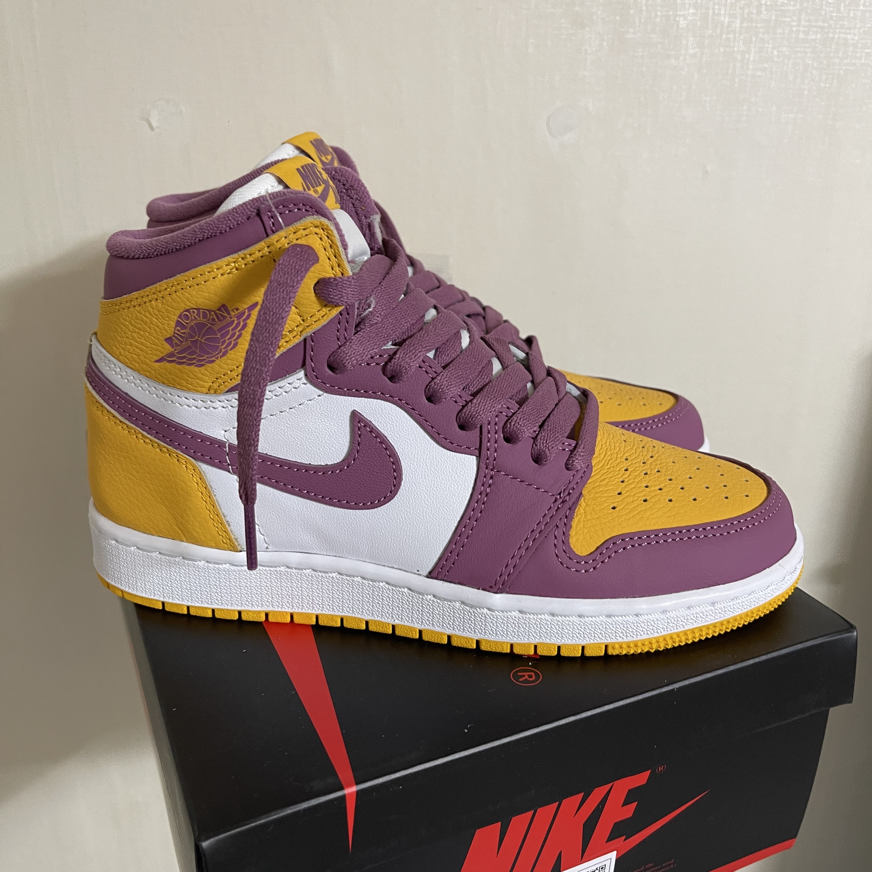 (GS) Jordan 1 Retro High OG University Gold Light Bordeaux 착용 스타일 - 1