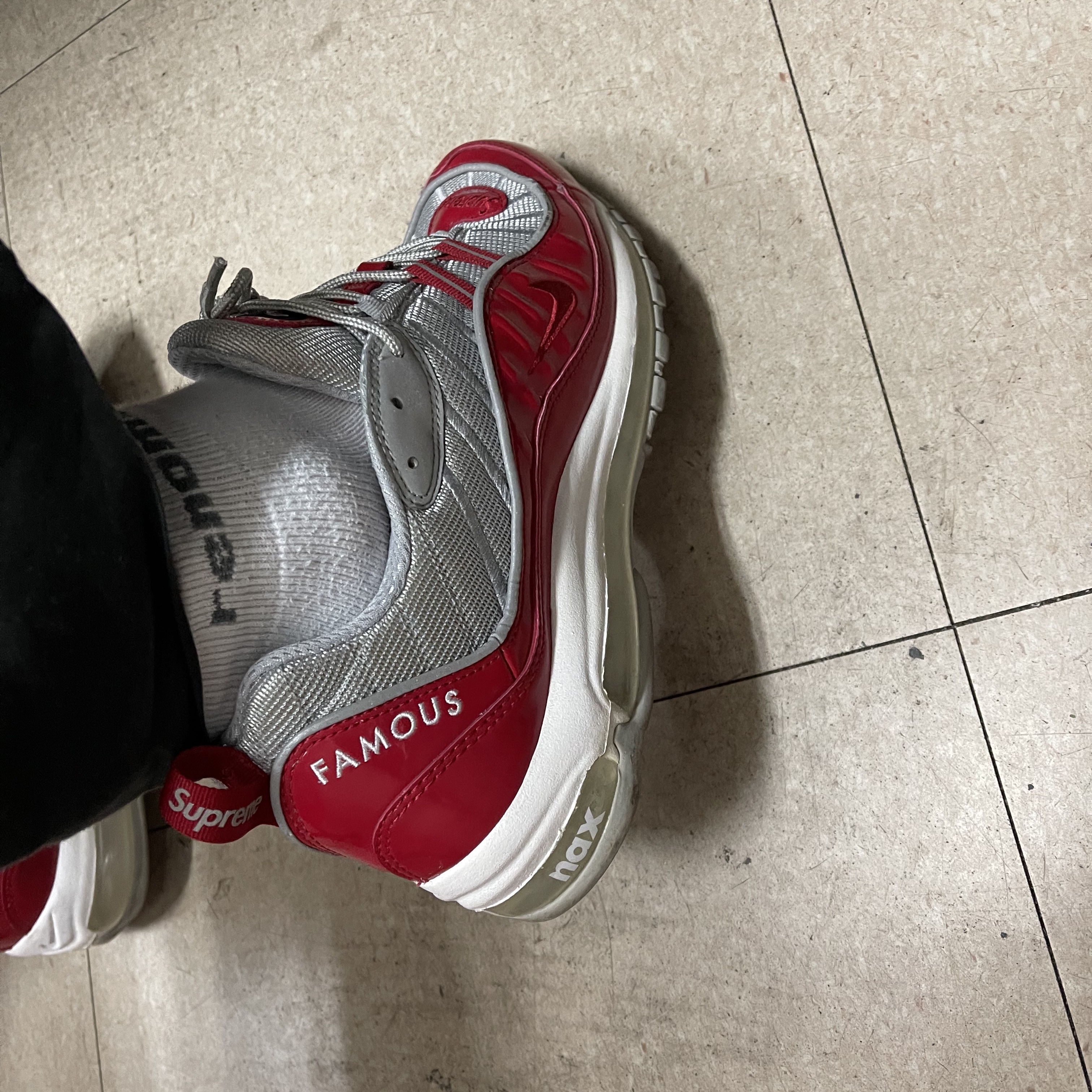 Nike x Supreme Air Max 98 Varsity Red 착용 스타일 - 3