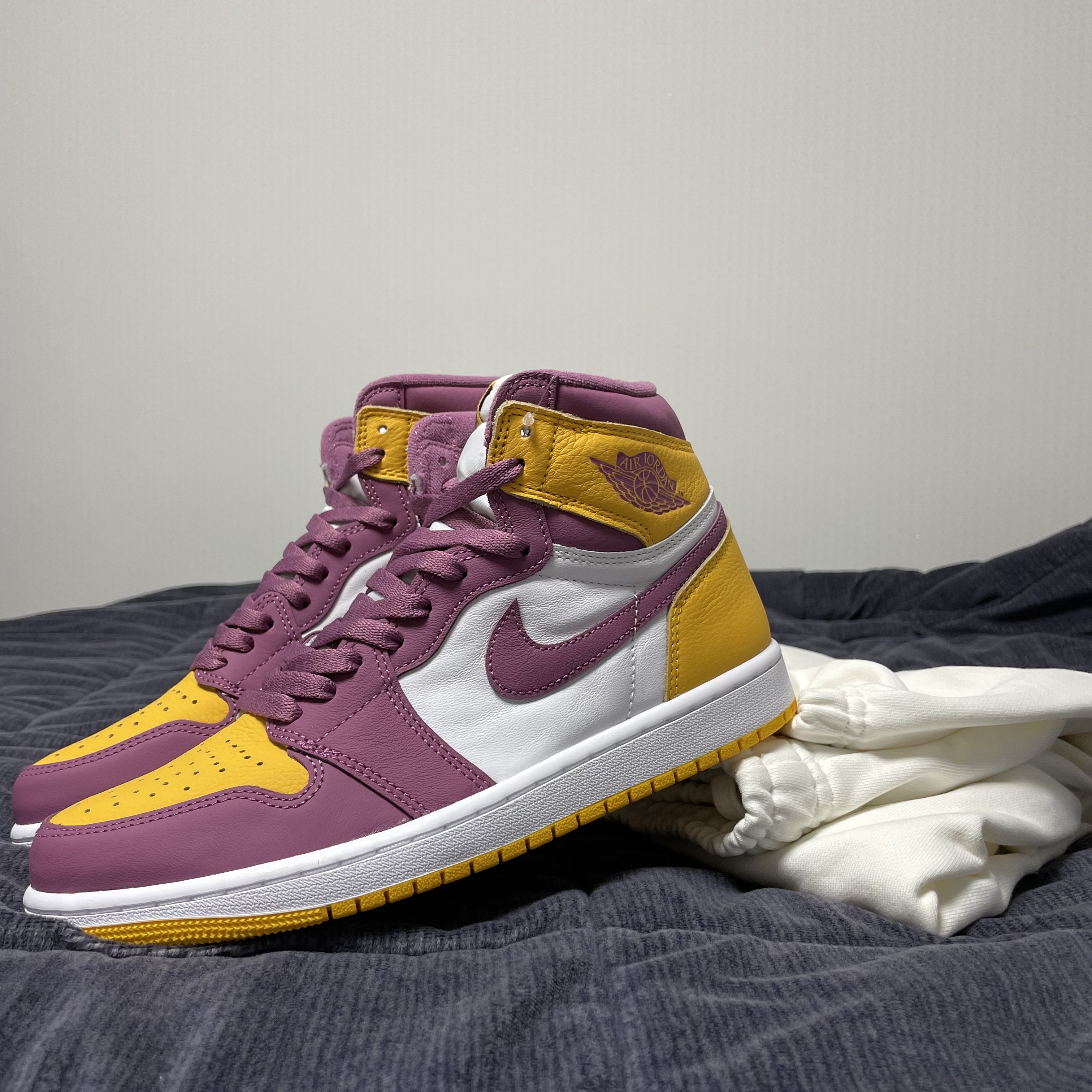 Jordan 1 Retro High OG University Gold Light Bordeaux 착용 스타일