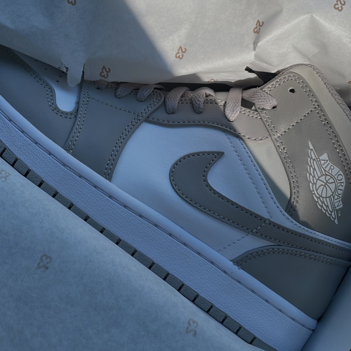 Jordan 1 Mid College Grey 착용 스타일 - 1