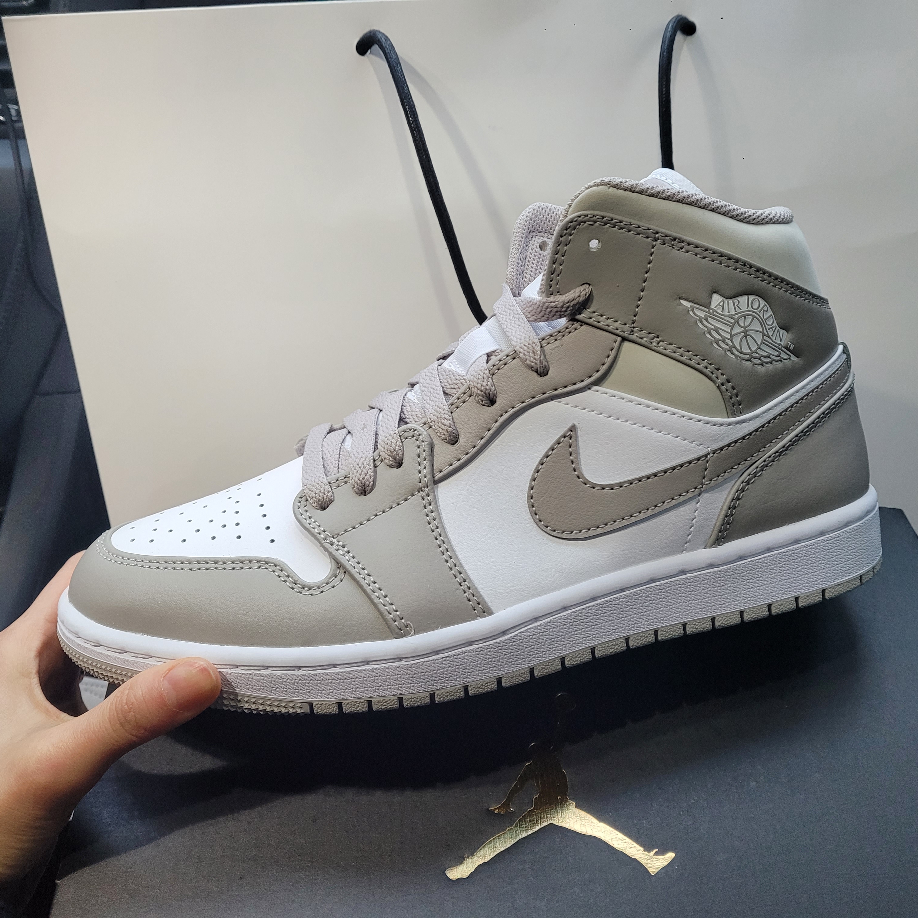 Jordan 1 Mid College Grey 착용 스타일 - 2