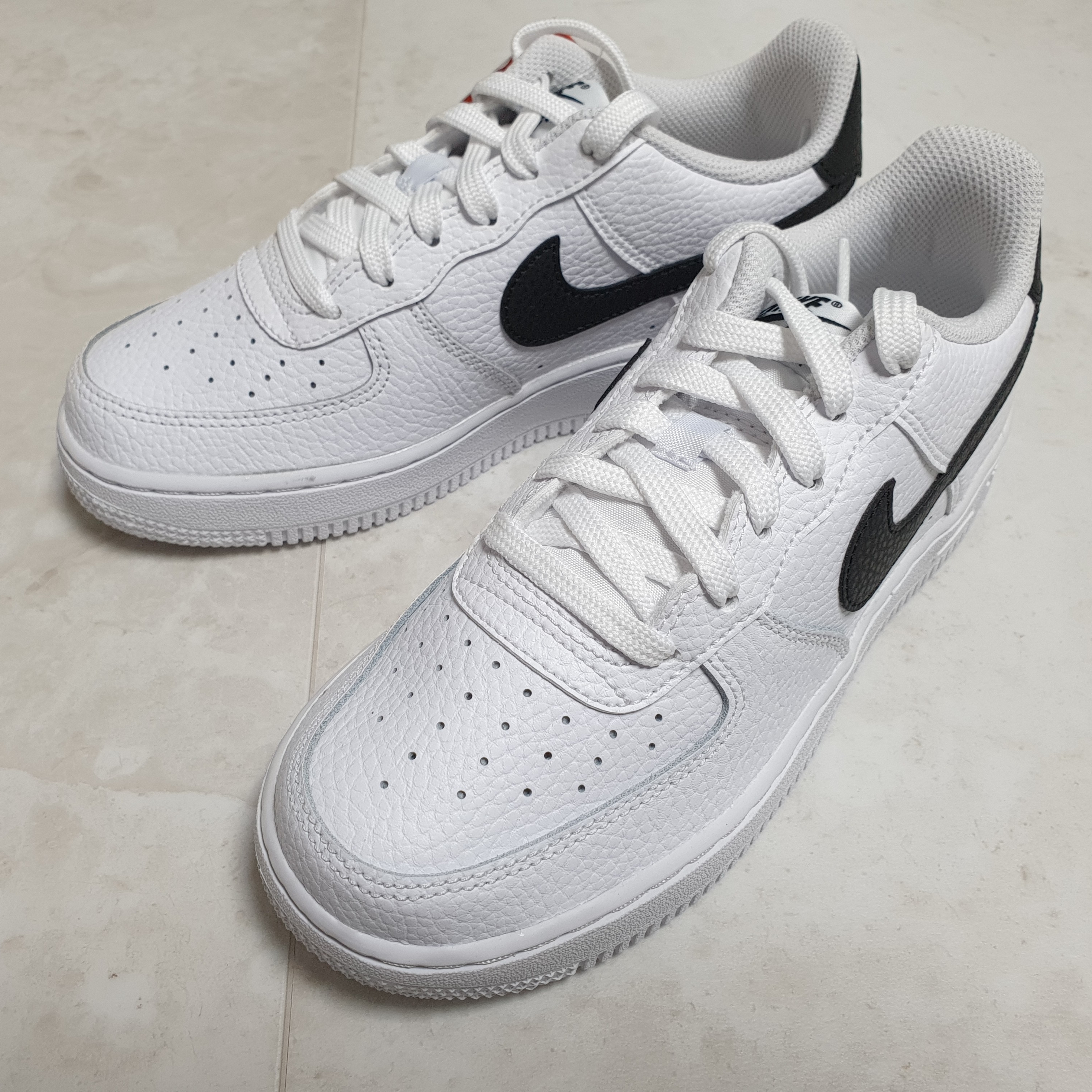 (GS) Nike Air Force 1 White Black, Nike Air Force 1 '07 White Black 착용 스타일 - 1