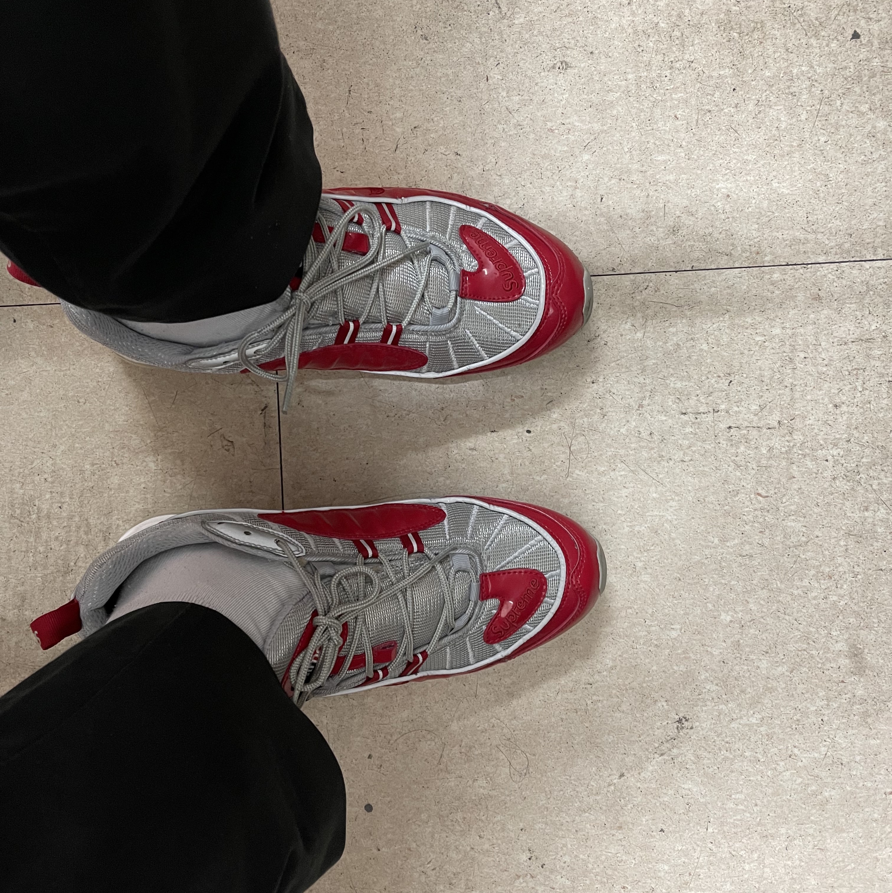 Nike x Supreme Air Max 98 Varsity Red 착용 스타일 - 2