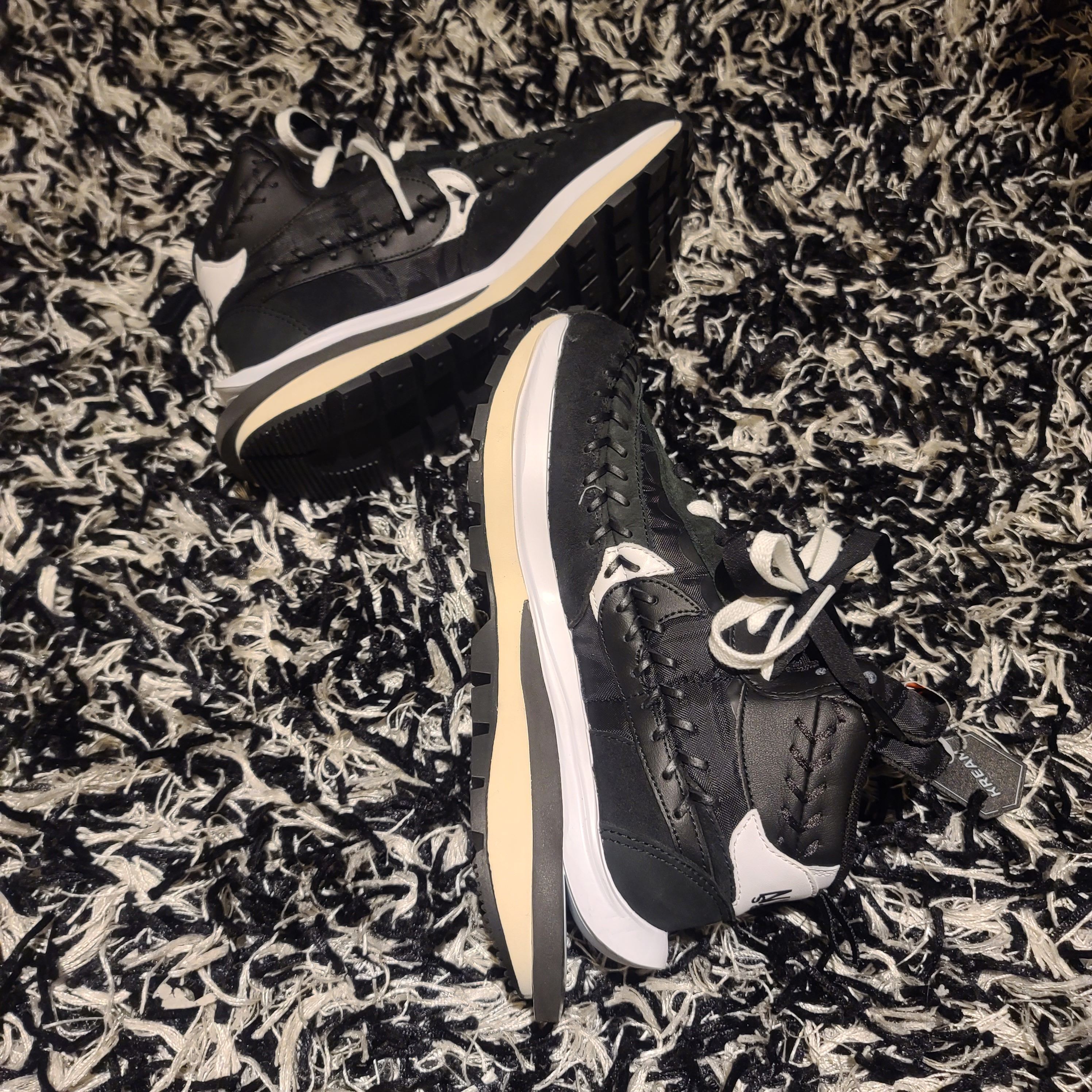 Nike x Sacai x Jean Paul Gaultier VaporWaffle Black White, Nike x Sacai x Jean Paul Gaultier VaporWaffle Sesame Blue Void 착용 스타일 - 3