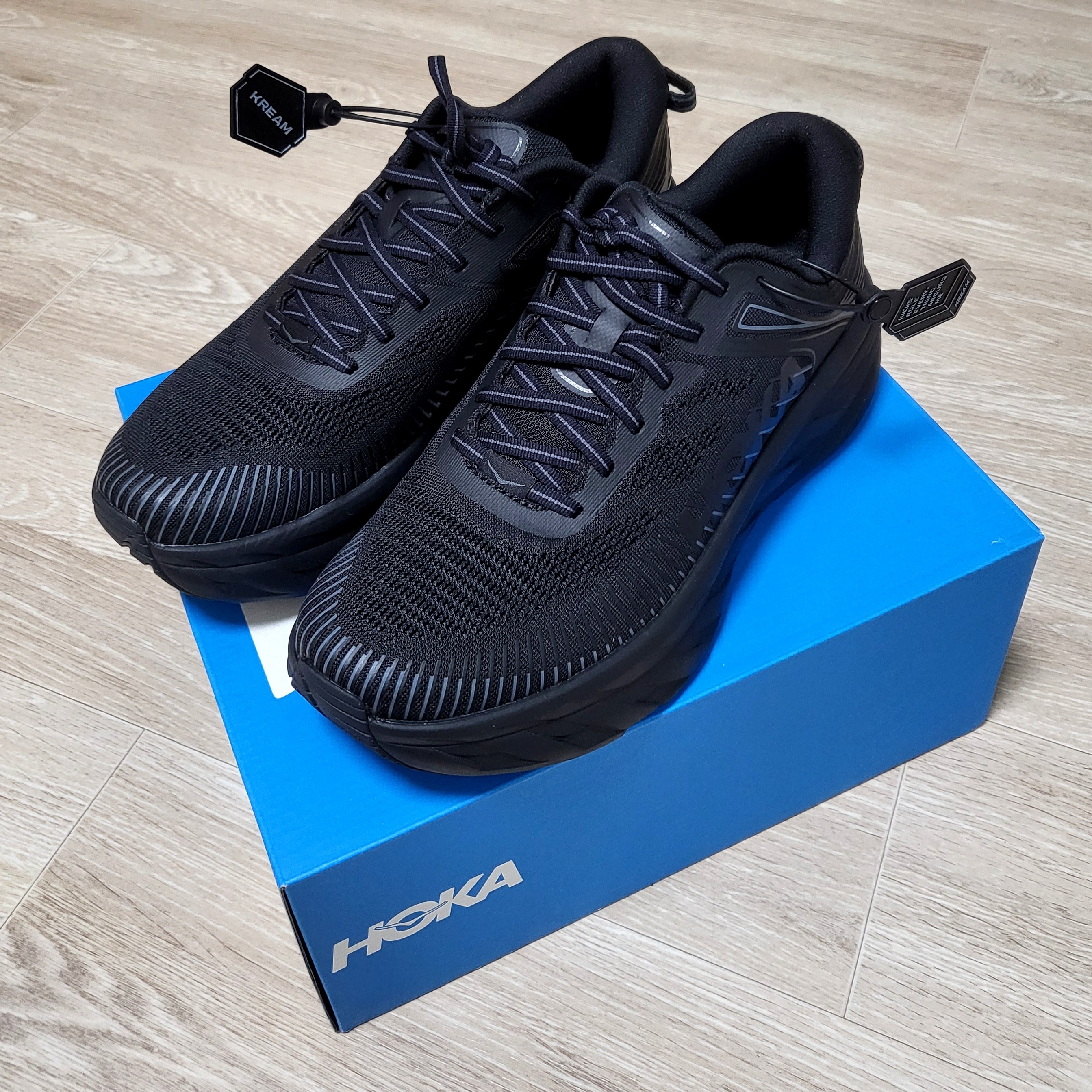 Hoka Bondi 7 Black 착용 스타일 - 2