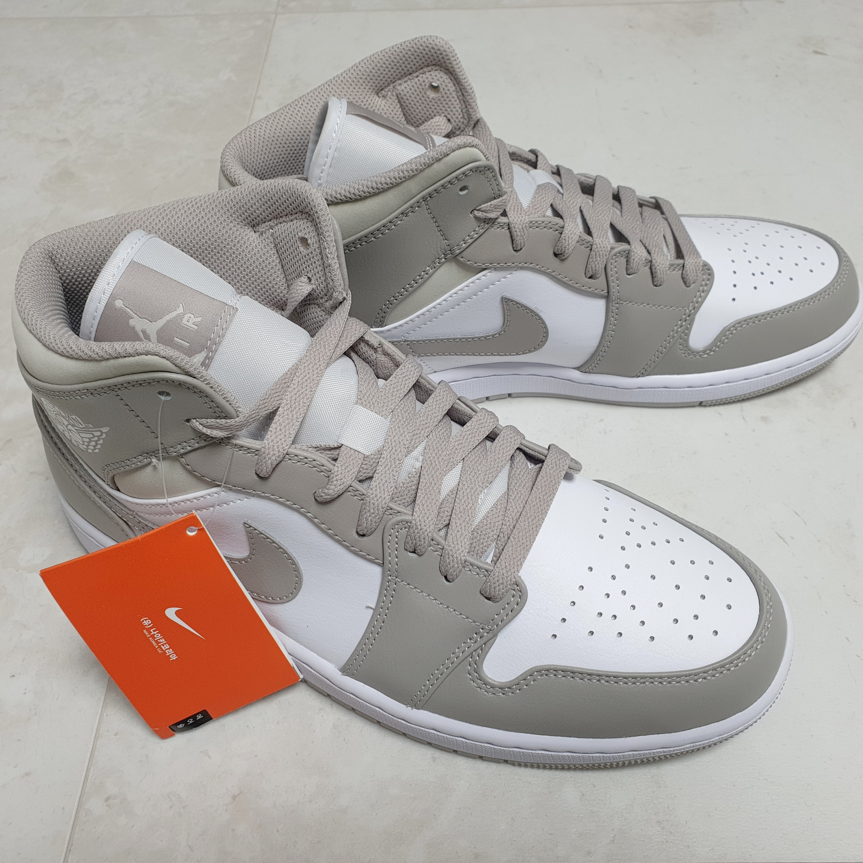 Jordan 1 Mid College Grey 착용 스타일 - 1