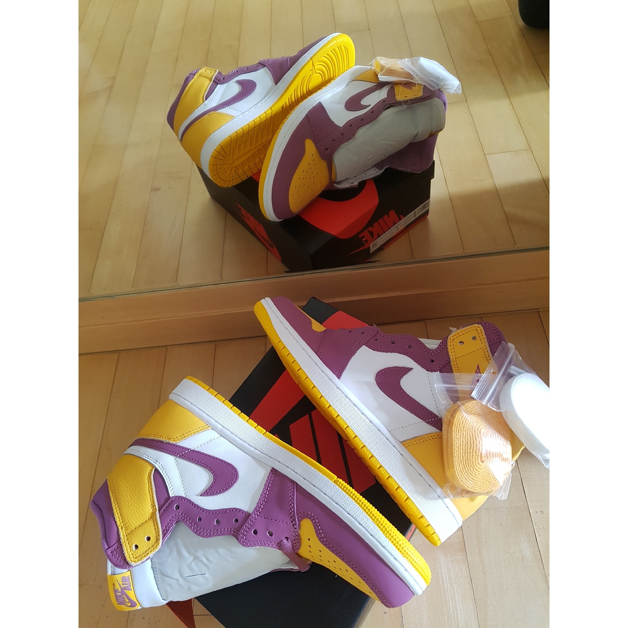 Jordan 1 Retro High OG University Gold Light Bordeaux 착용 스타일 - 3