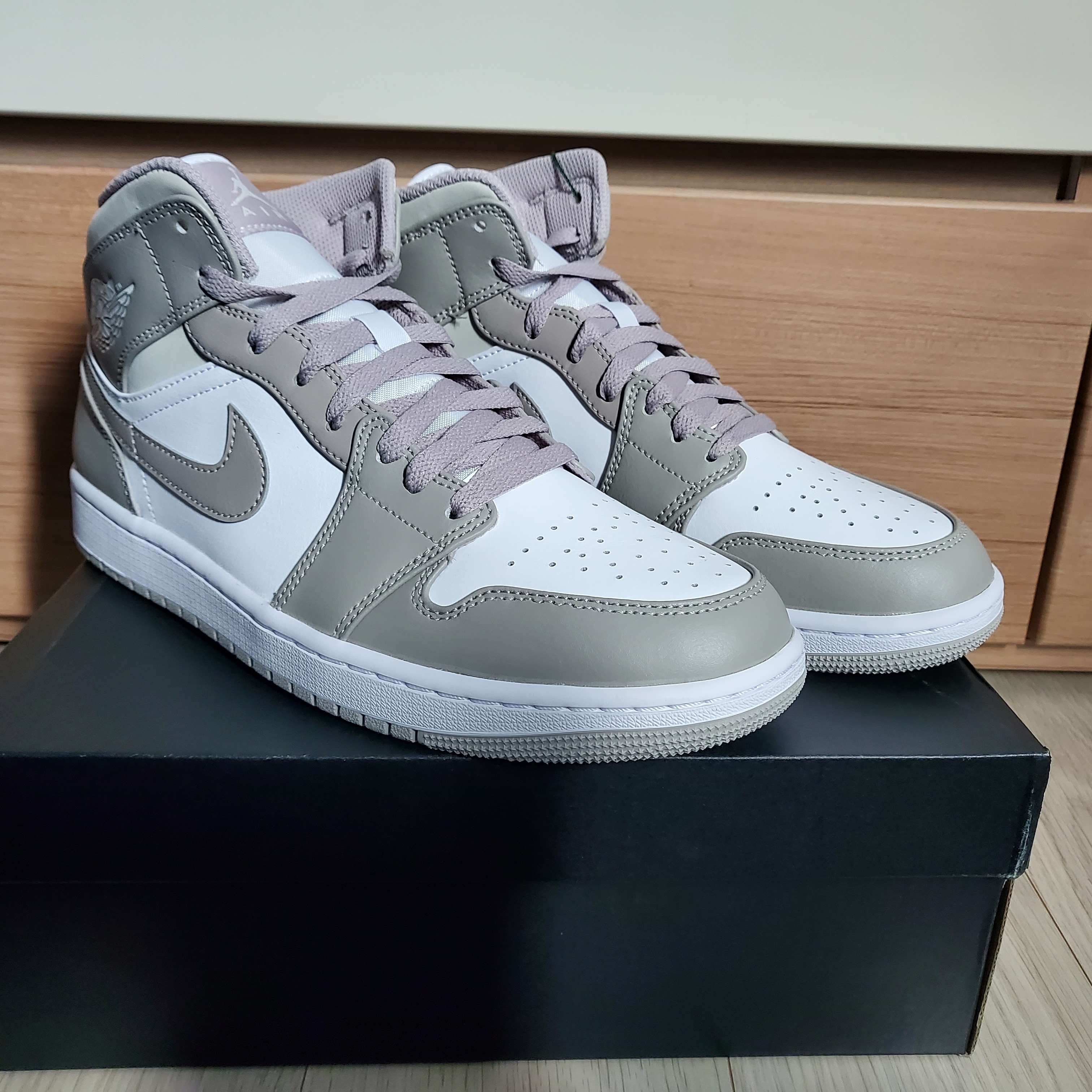 Jordan 1 Mid College Grey 착용 스타일