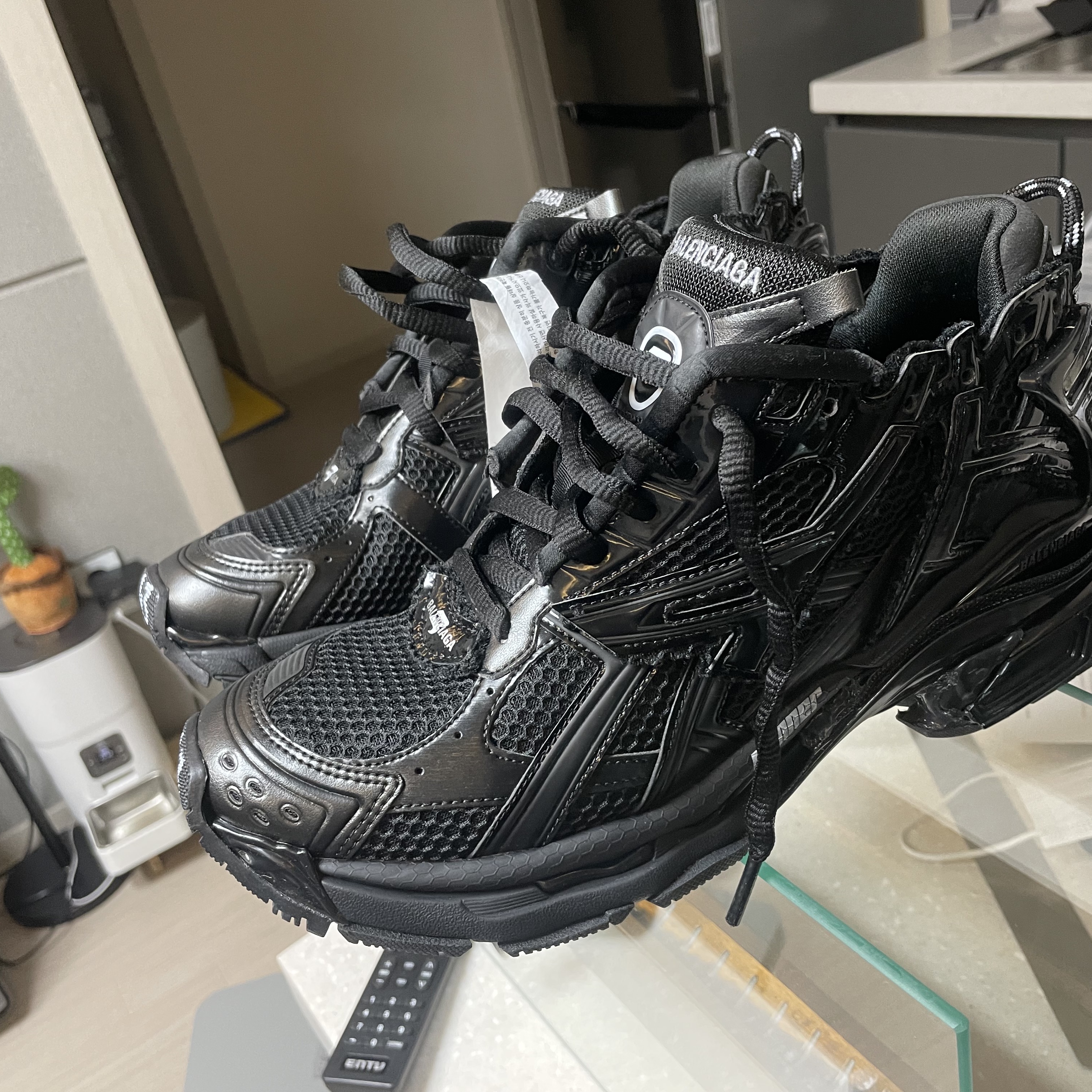Balenciaga Runner Sneakers Black 착용 스타일