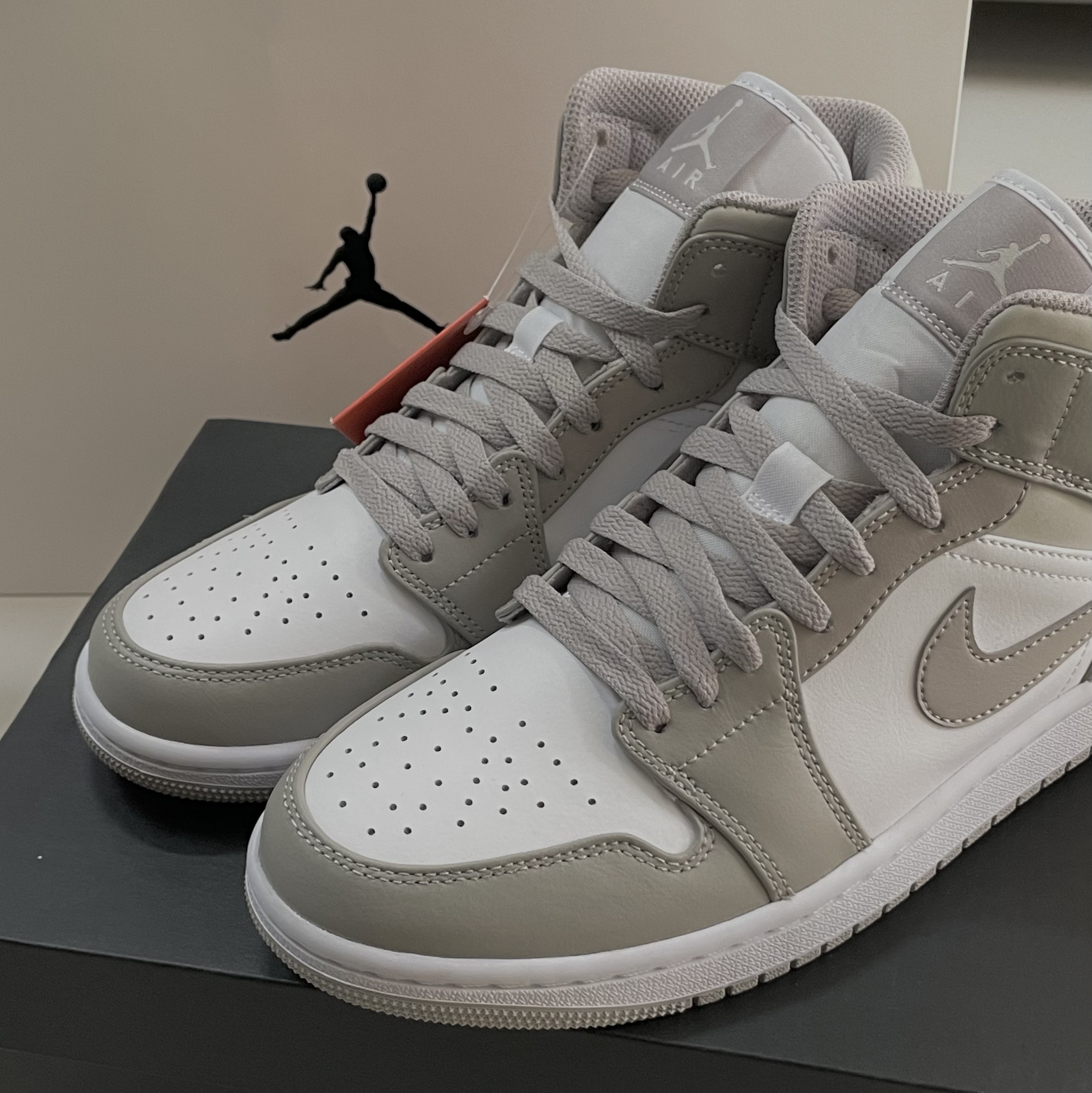 Jordan 1 Mid College Grey 착용 스타일 - 2