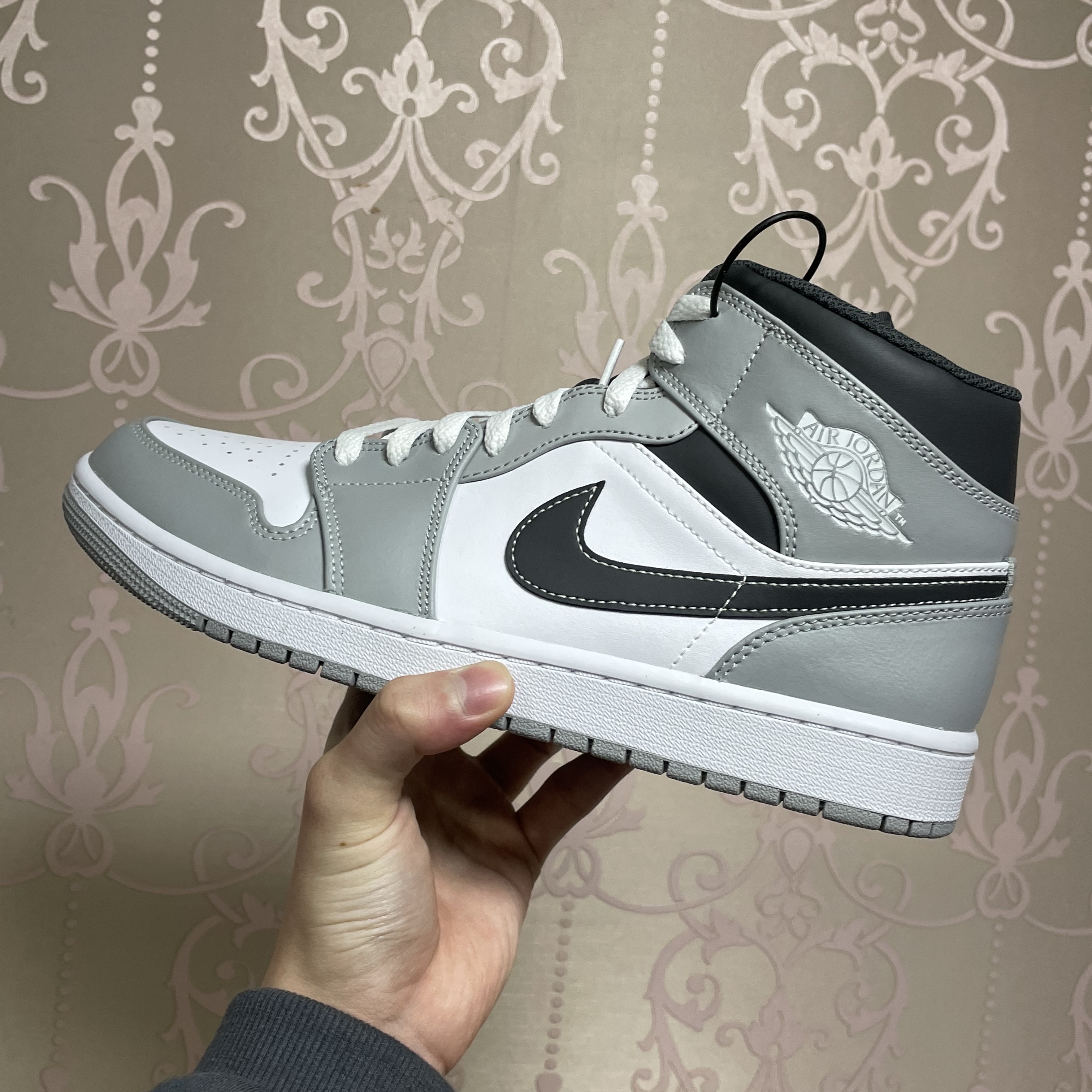 Jordan 1 Mid Light Smoke Grey Anthracite 착용 스타일 - 5