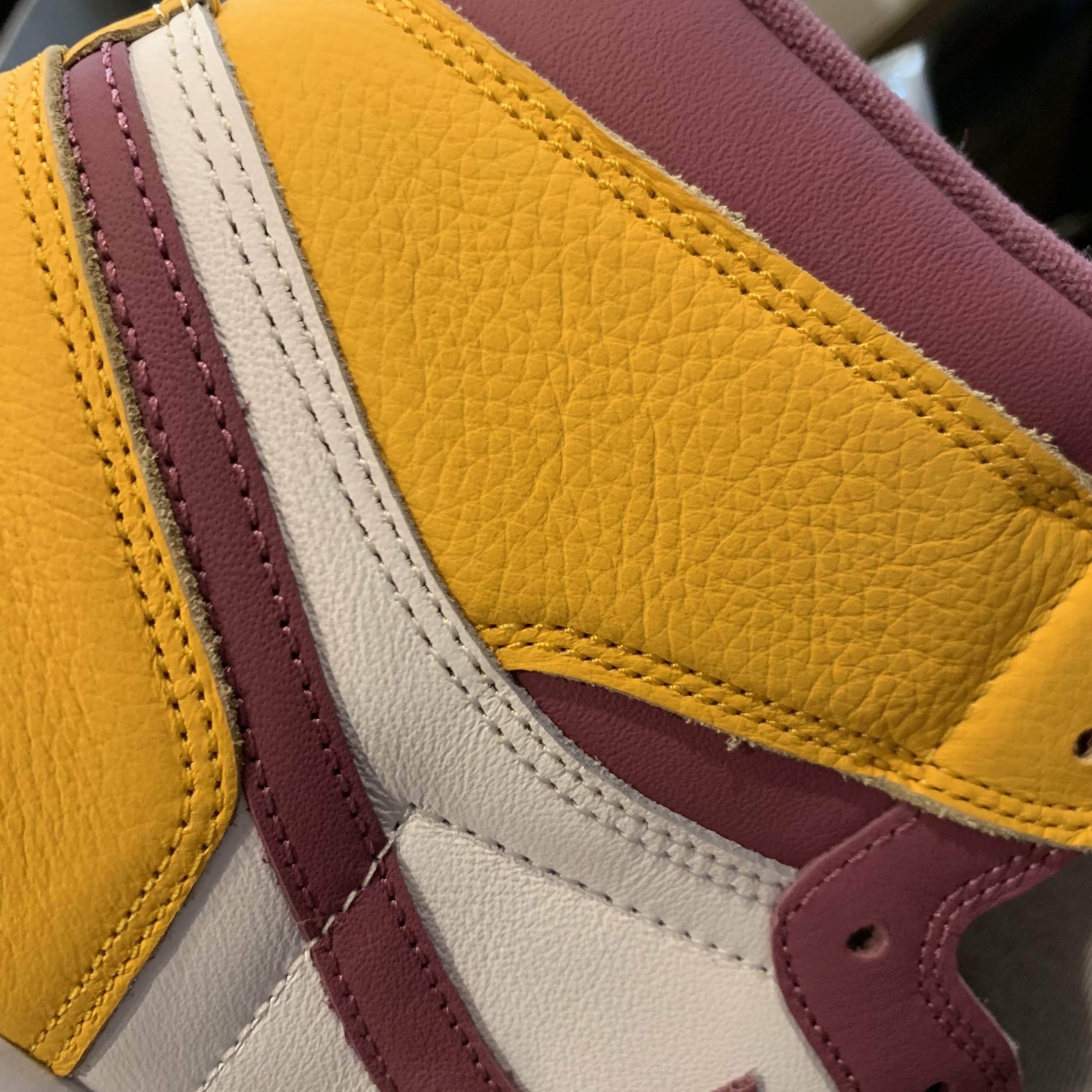 Jordan 1 Retro High OG University Gold Light Bordeaux 착용 스타일 - 2