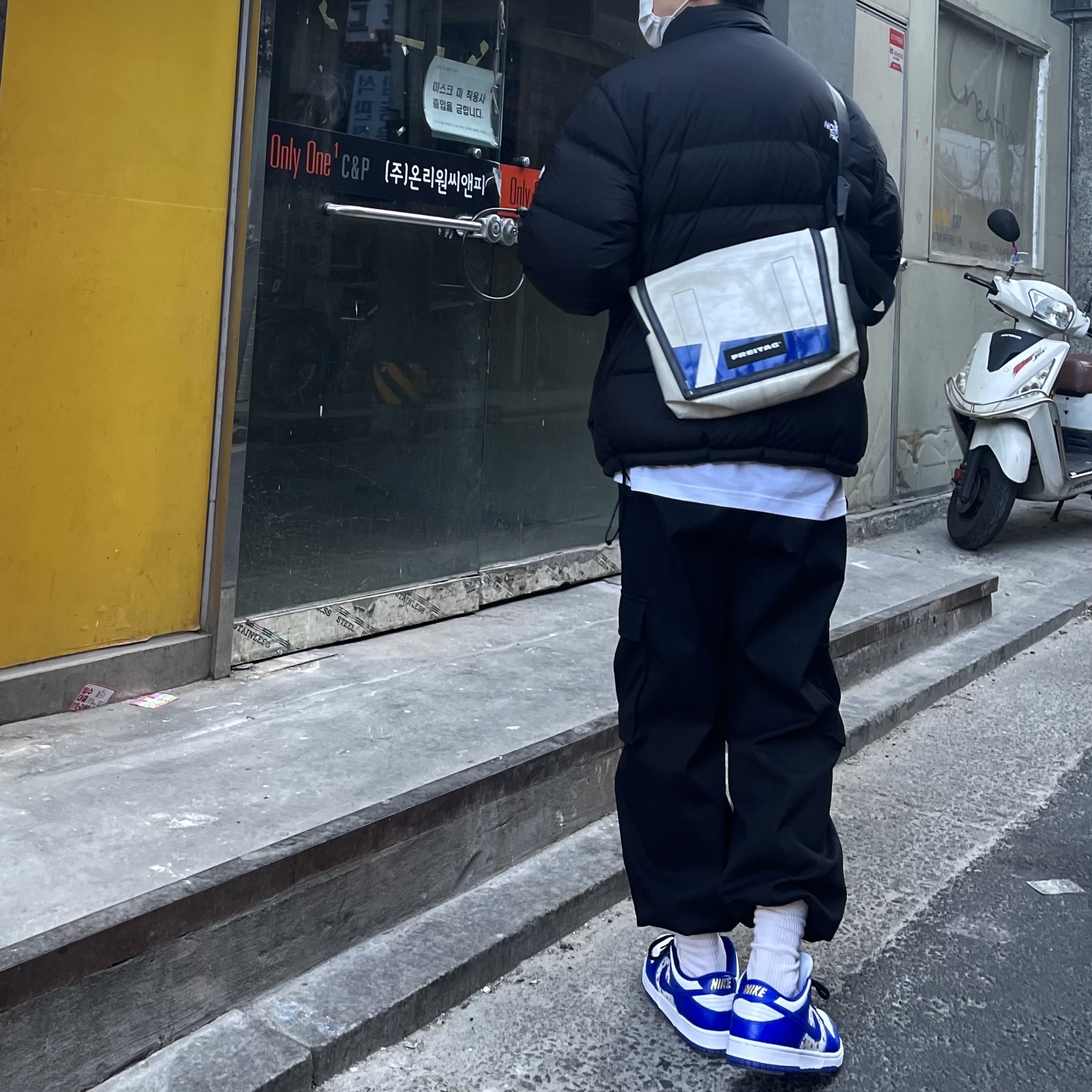 Nike x Supreme SB Dunk Low Hyper Blue 착용 스타일