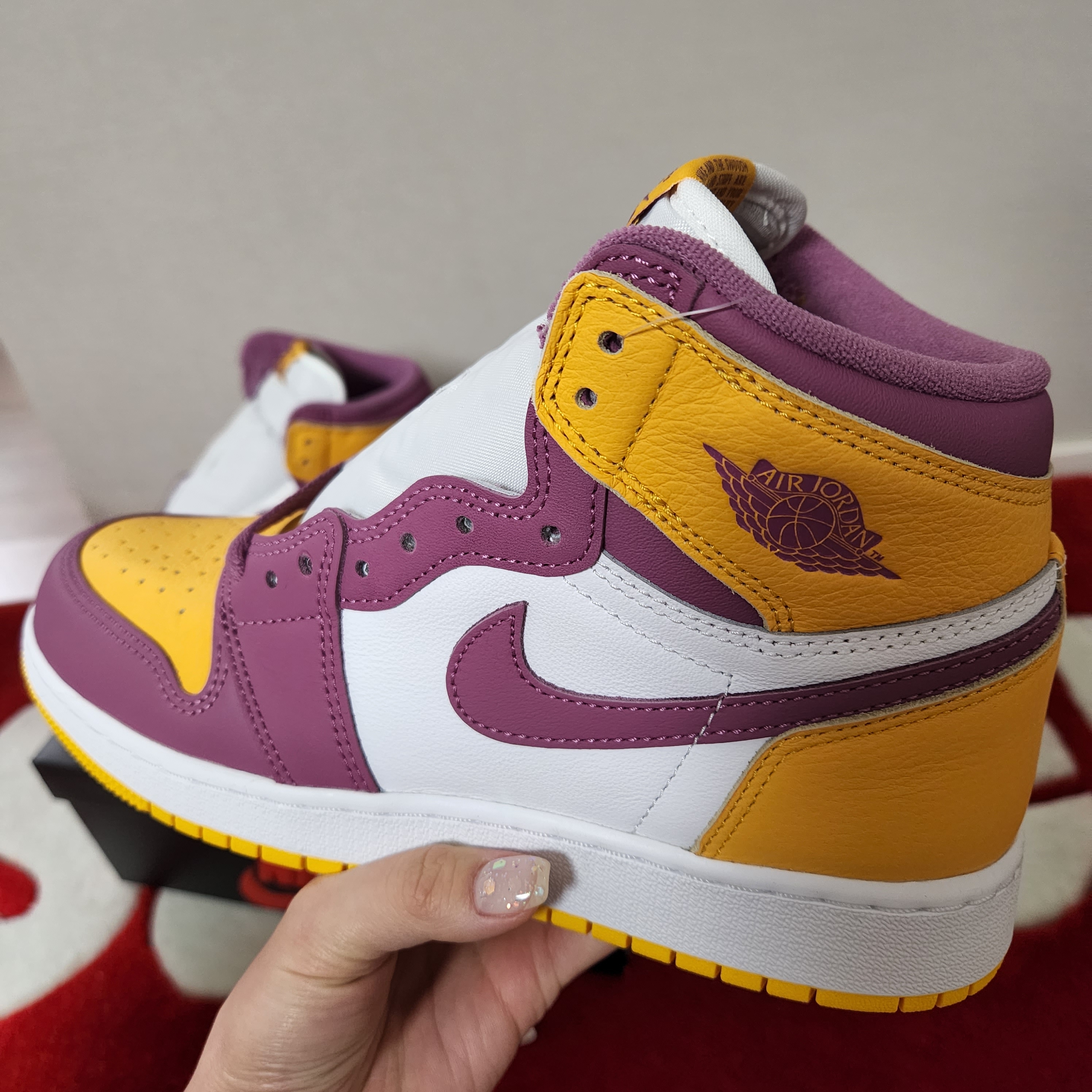 Jordan 1 Retro High OG University Gold Light Bordeaux, (GS) Jordan 1 Retro High OG University Gold Light Bordeaux 착용 스타일 - 2