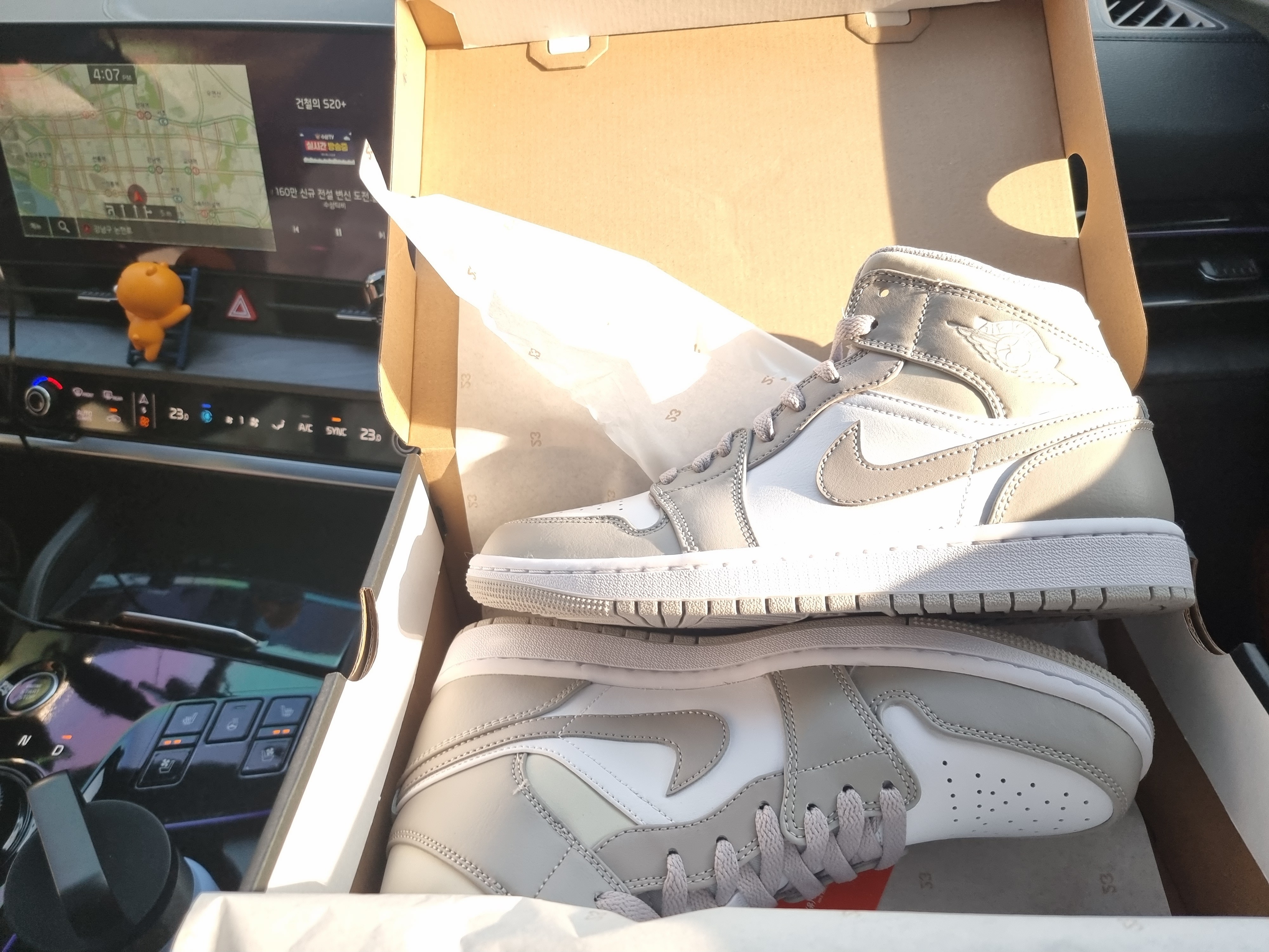 Jordan 1 Mid College Grey 착용 스타일 - 3