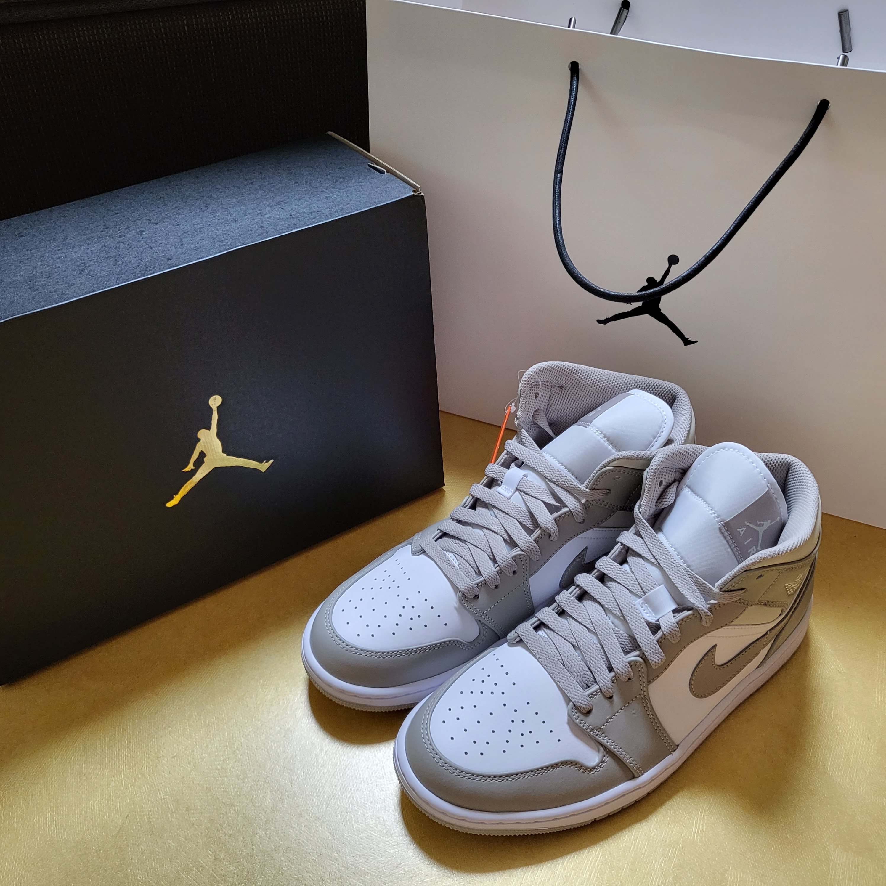 Jordan 1 Mid College Grey 착용 스타일 - 1