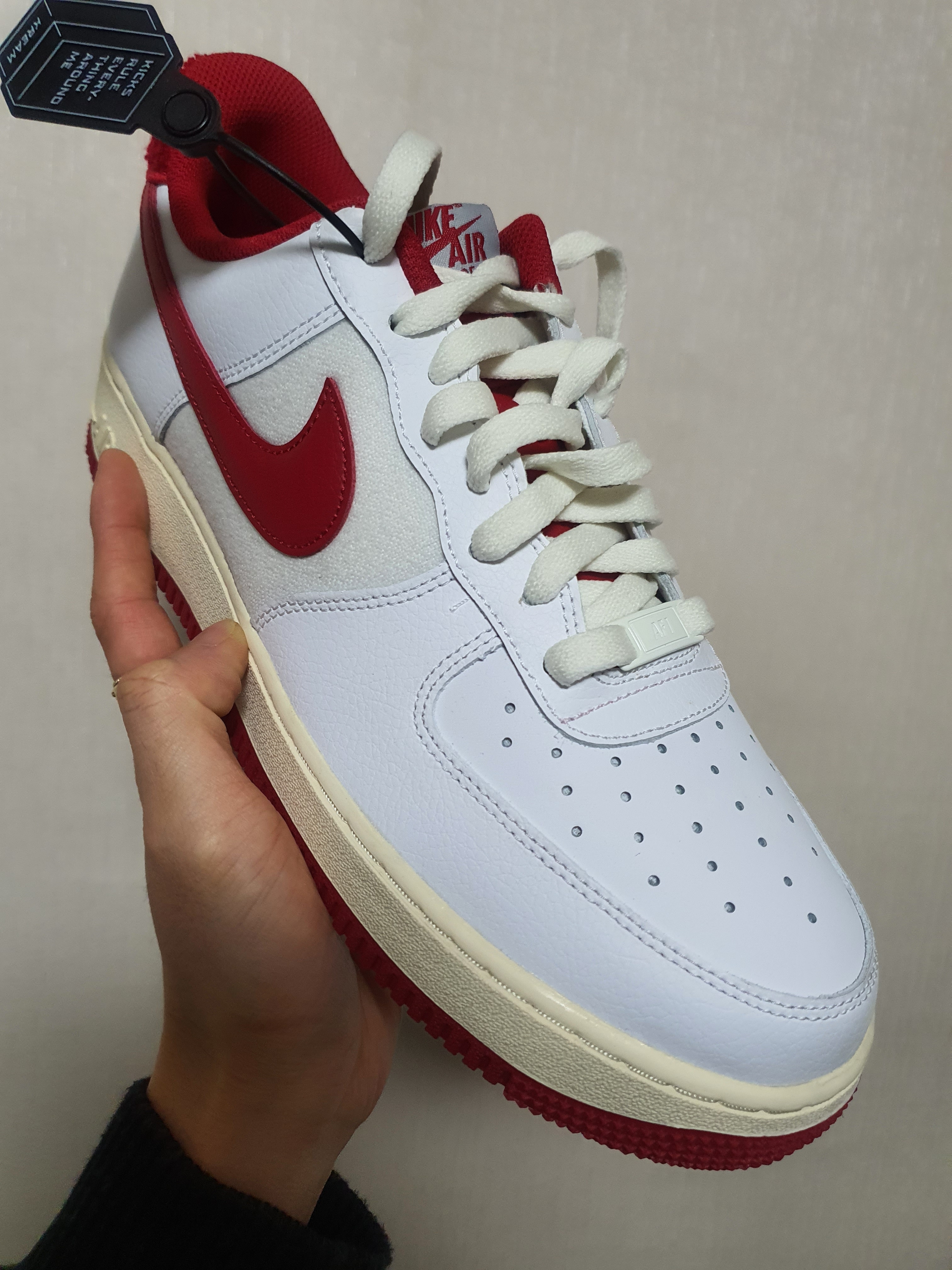 Nike Air Force 1 '07 LV8 Varsity White Gym Red 착용 스타일 - 2