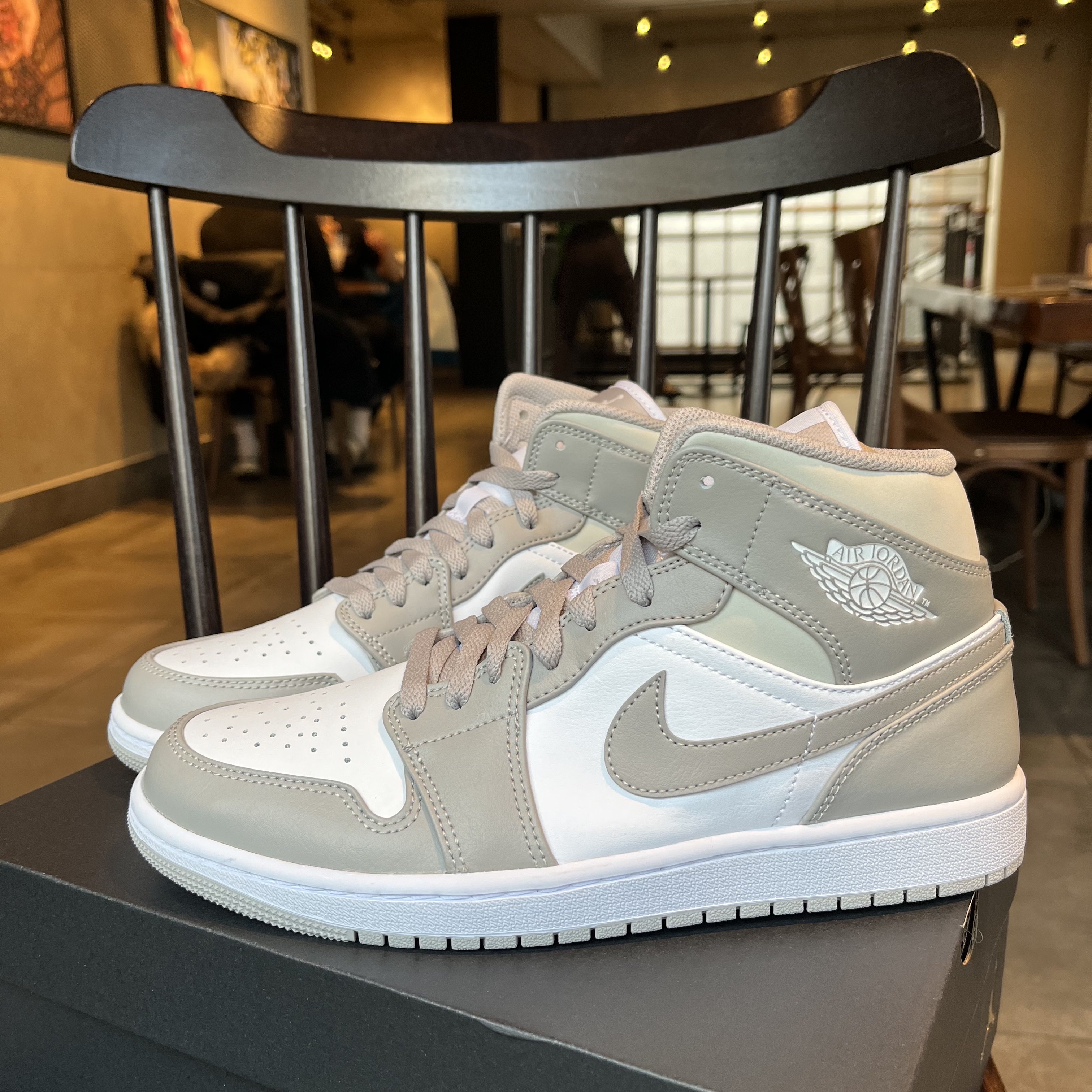 Jordan 1 Mid College Grey 착용 스타일 - 2