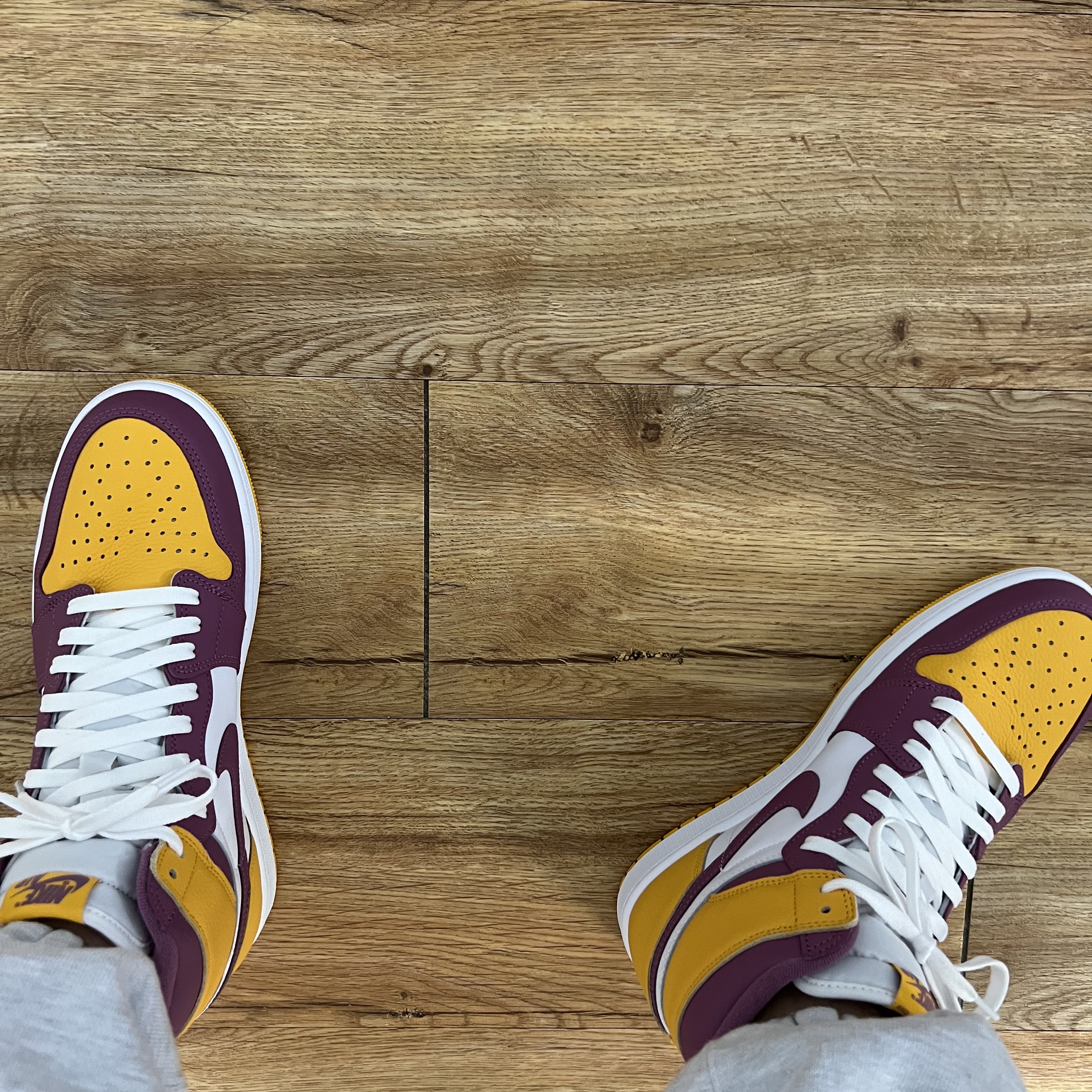 Jordan 1 Retro High OG University Gold Light Bordeaux 착용 스타일 - 1