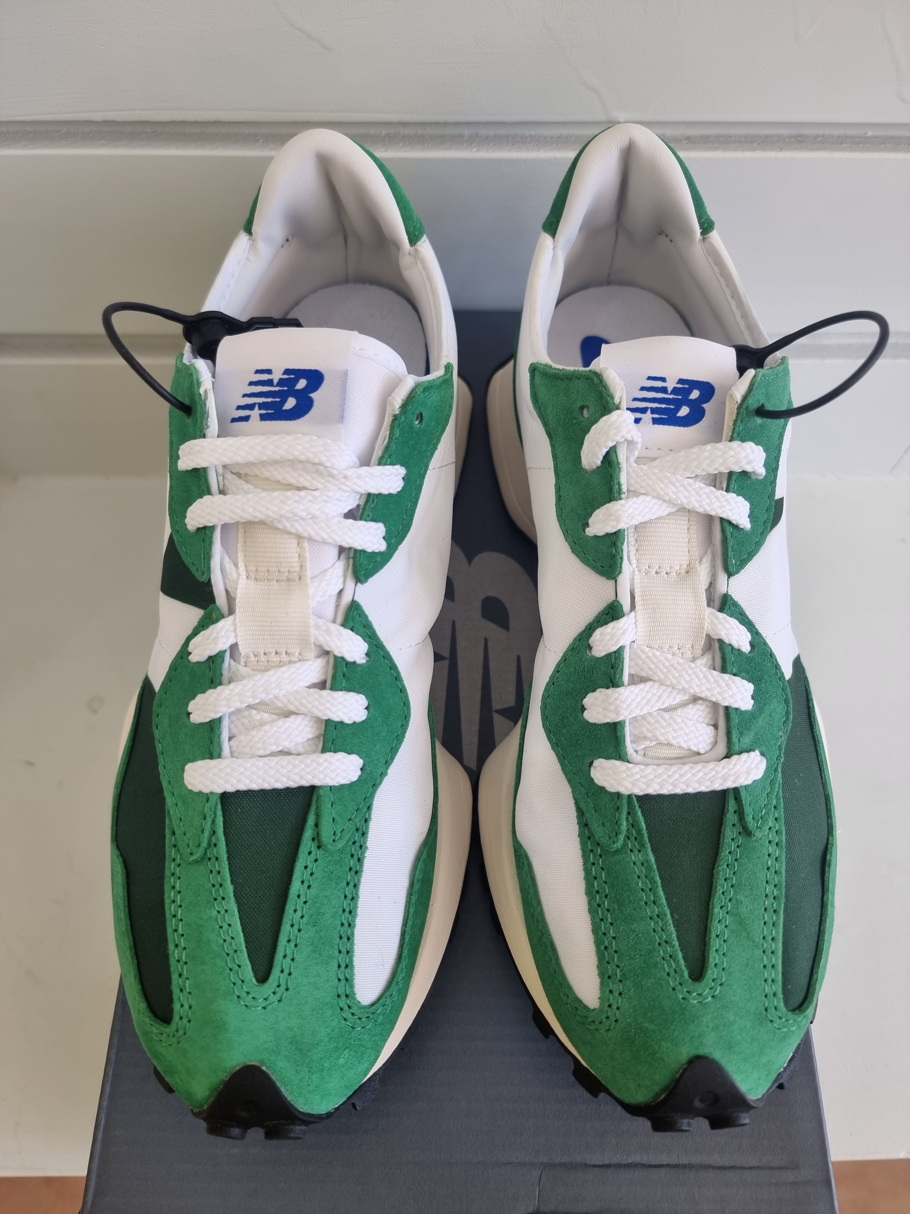 New Balance 327 Varsity Green 착용 스타일 - 3