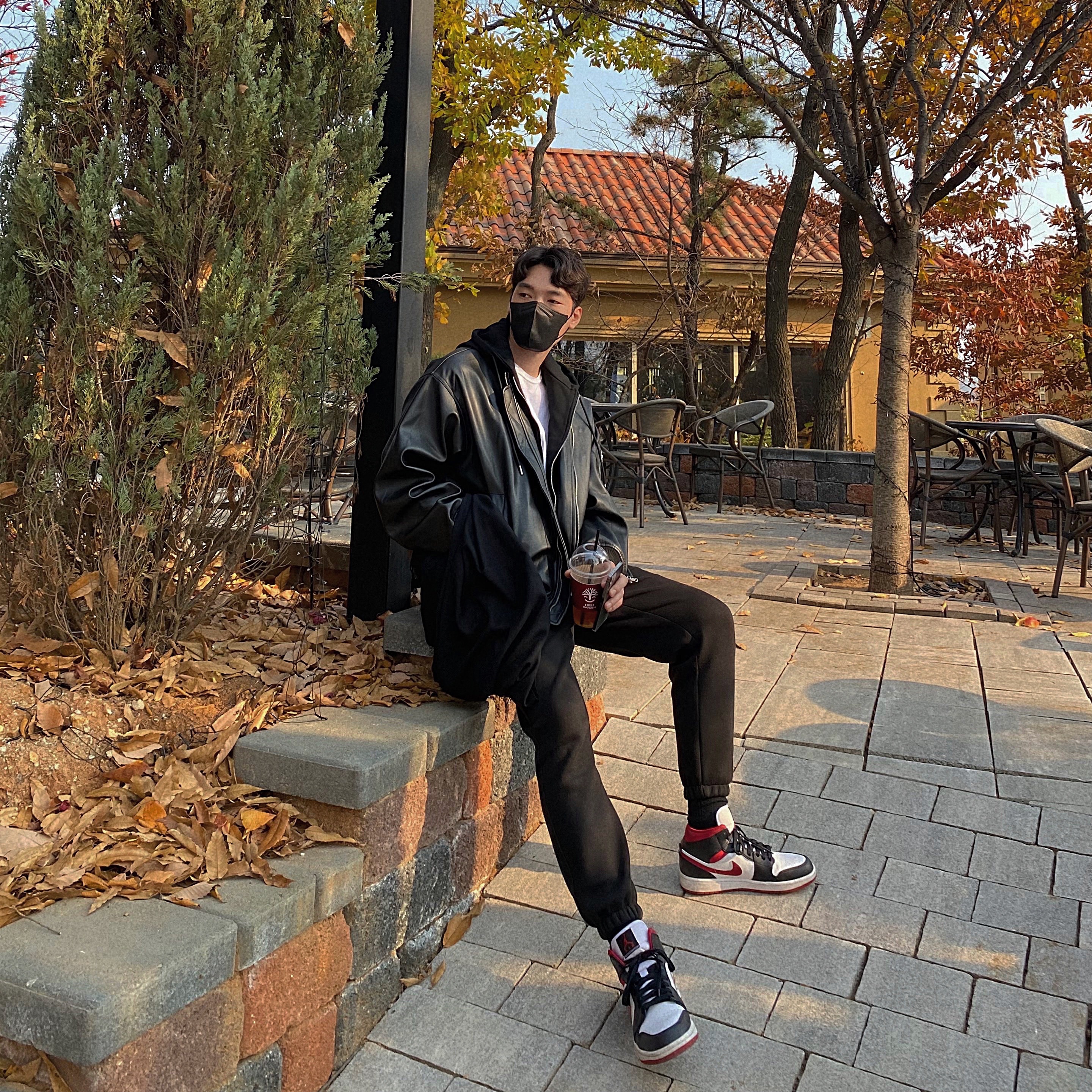 Jordan 1 Mid Gym Red Black White 착용 스타일 - 2