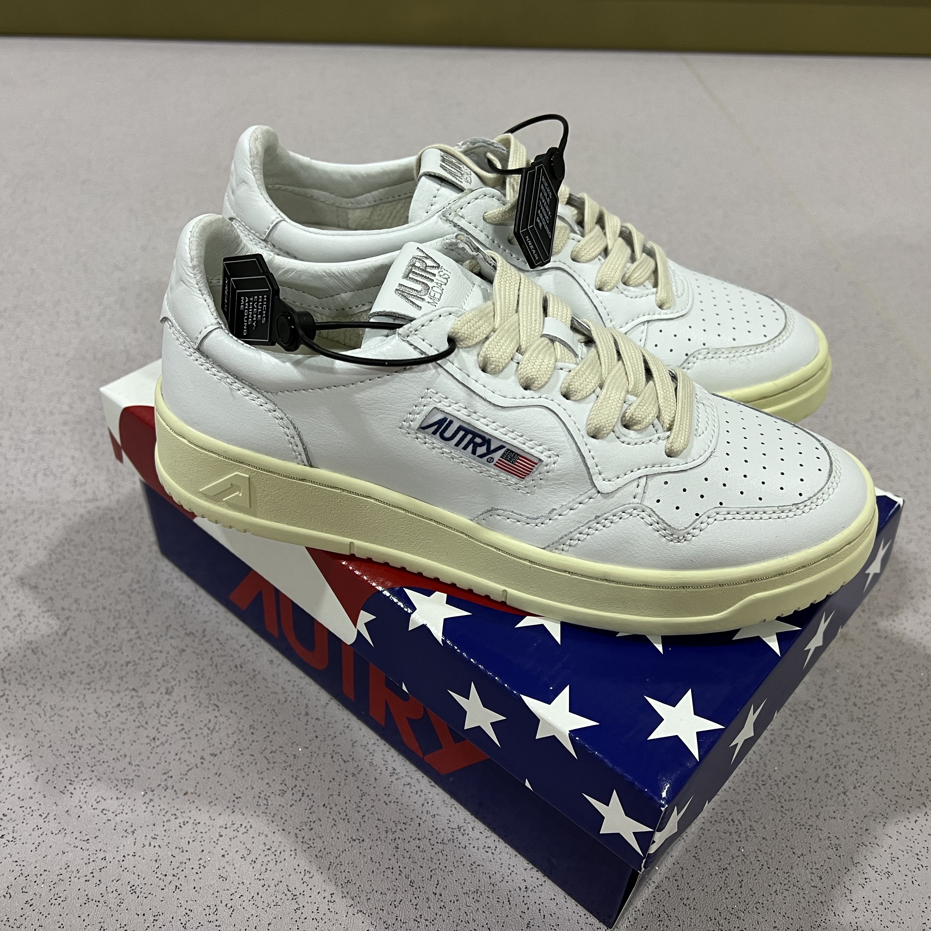 (W) Autry Medalist Low Leather Sneakers White 착용 스타일
