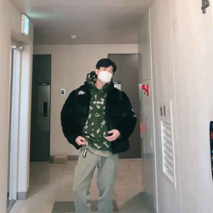 Jordan 1 x Travis Scott Retro High OG SP Mocha, Supreme x The North Face Faux Fur Nuptse Jacket Black - 20FW 착용 스타일 - 2