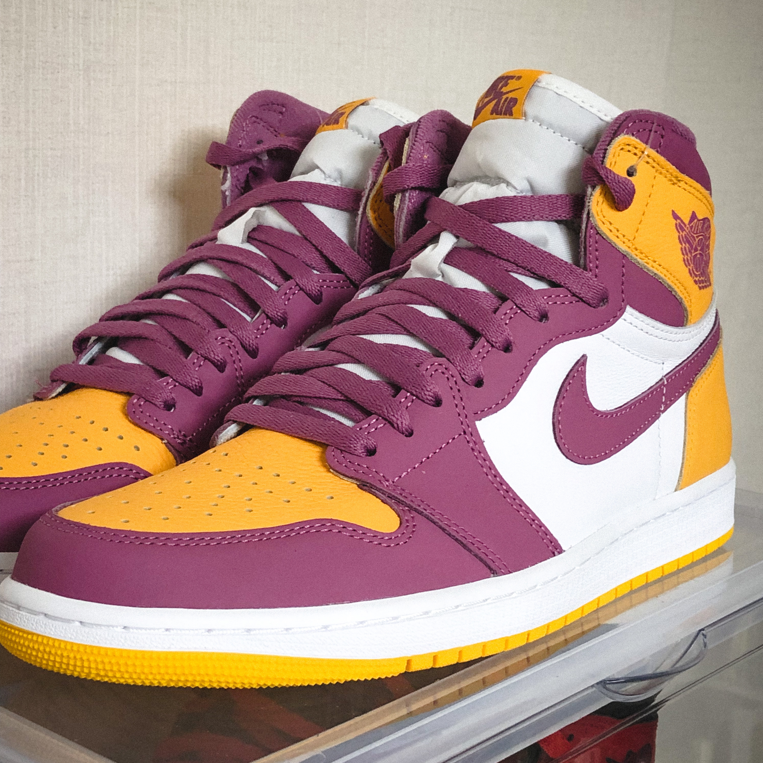 Jordan 1 Retro High OG University Gold Light Bordeaux 착용 스타일 - 2