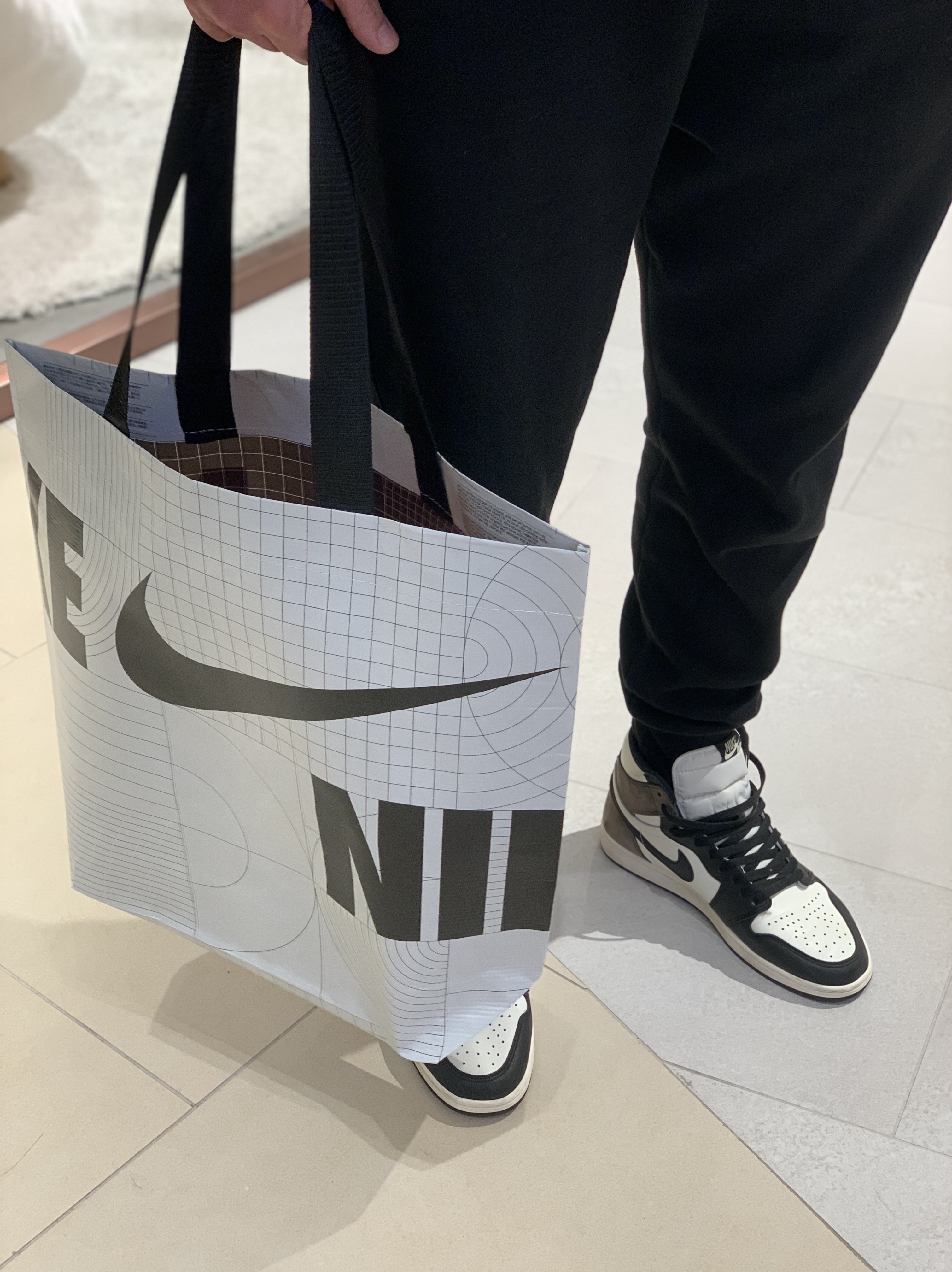 Jordan 1 Retro High OG Black Mocha 착용 스타일 - 2