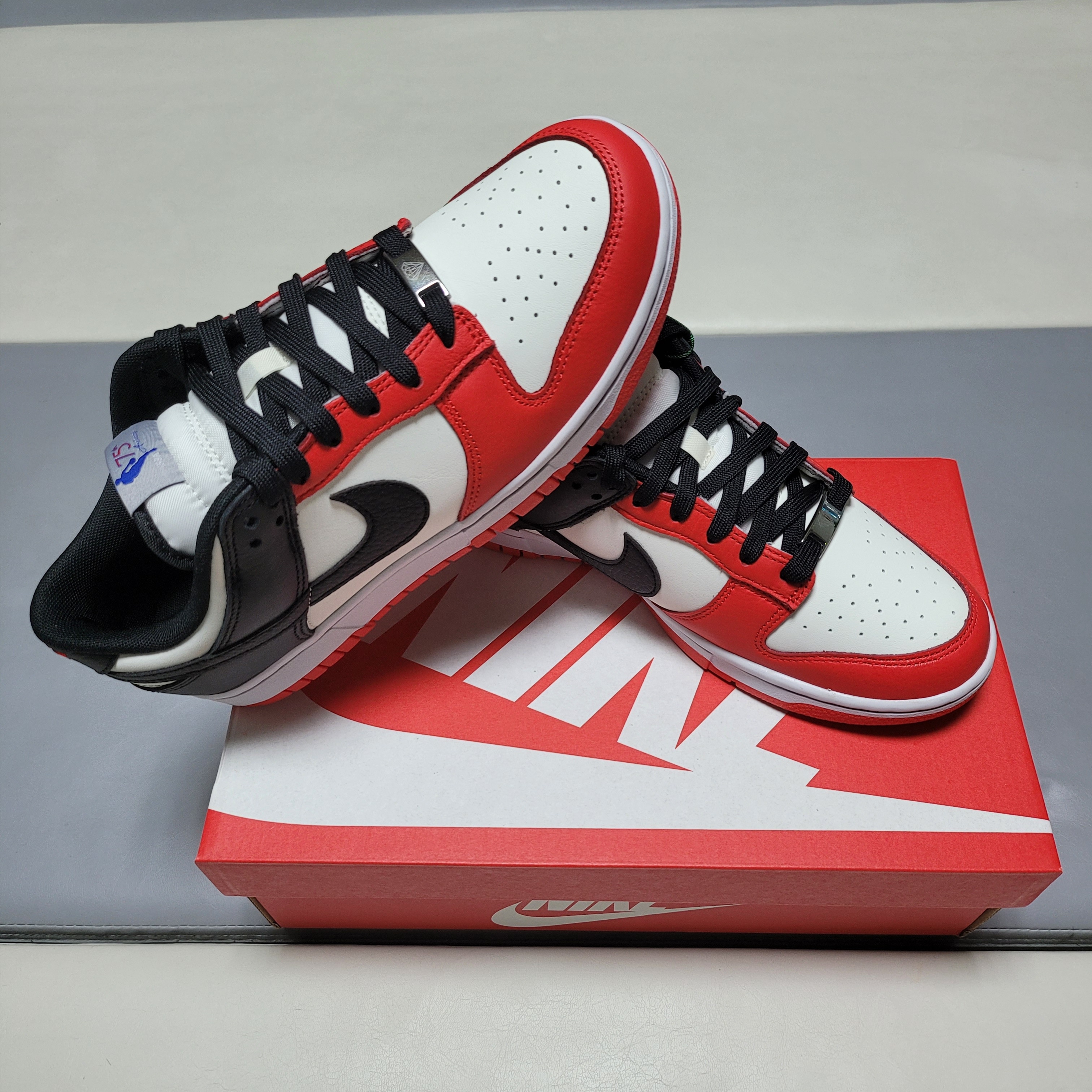 Nike x NBA Dunk Low Retro EMB Black and Chile Red 착용 스타일 - 2