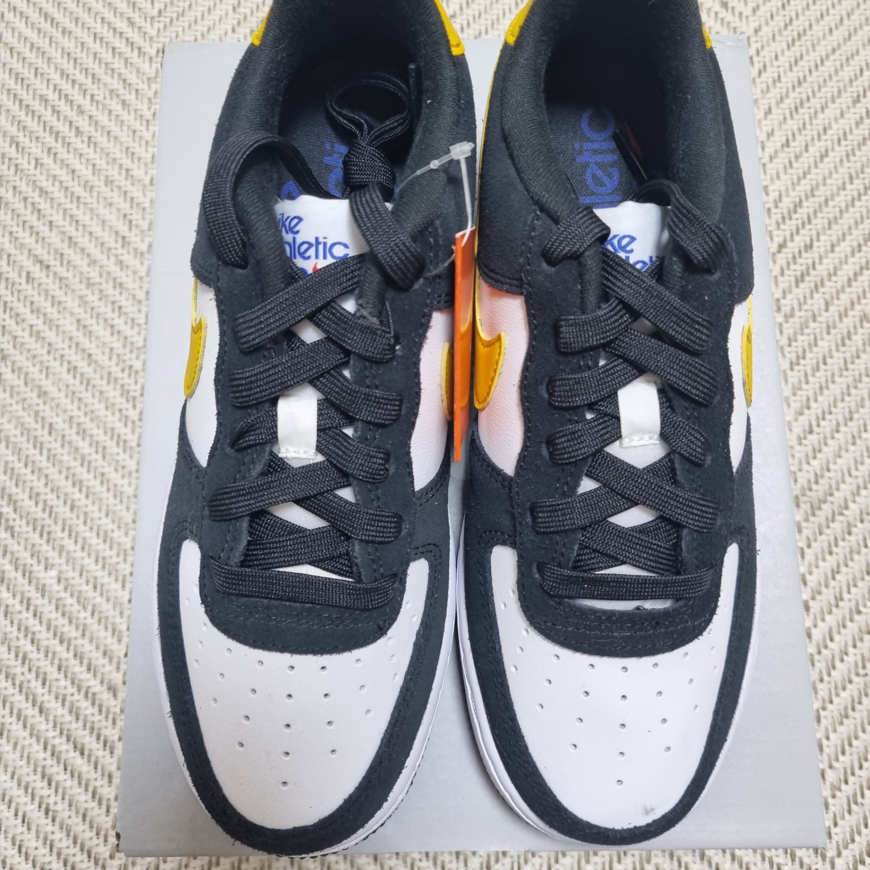 (GS) Nike Air Force 1 LV8 Athletic Club Black Dark Sulfur 착용 스타일 - 3