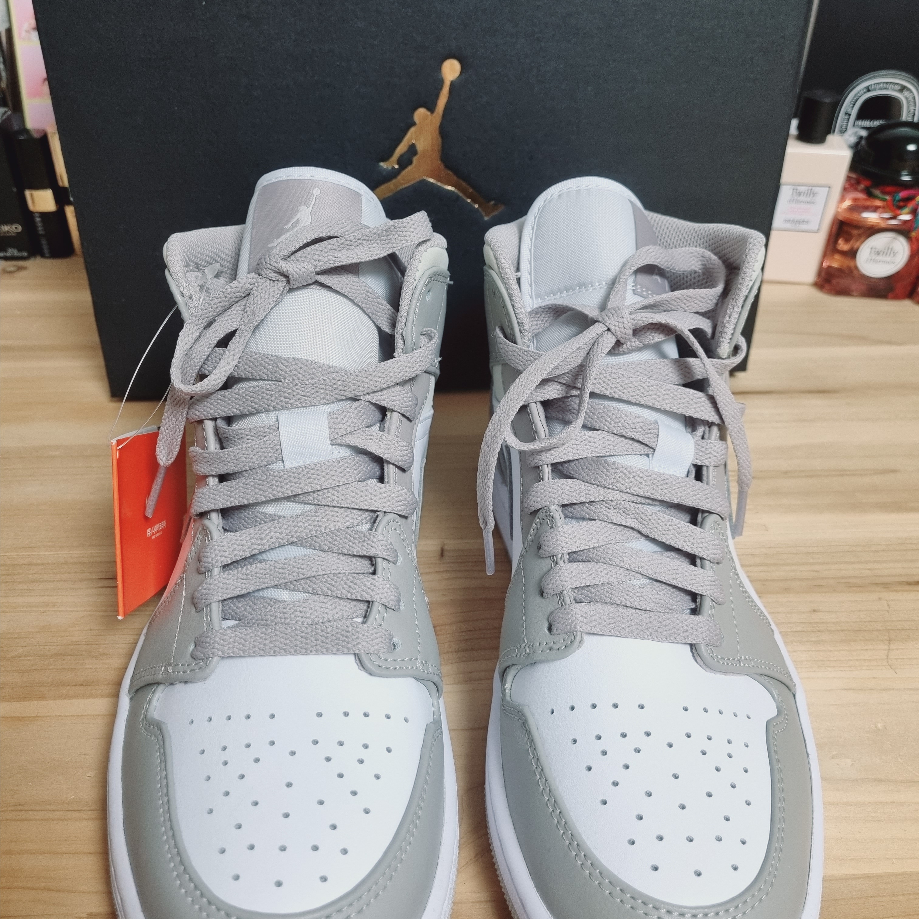 Jordan 1 Mid College Grey, (W) Jordan 1 Elevate Low SE Bred 착용 스타일 - 1