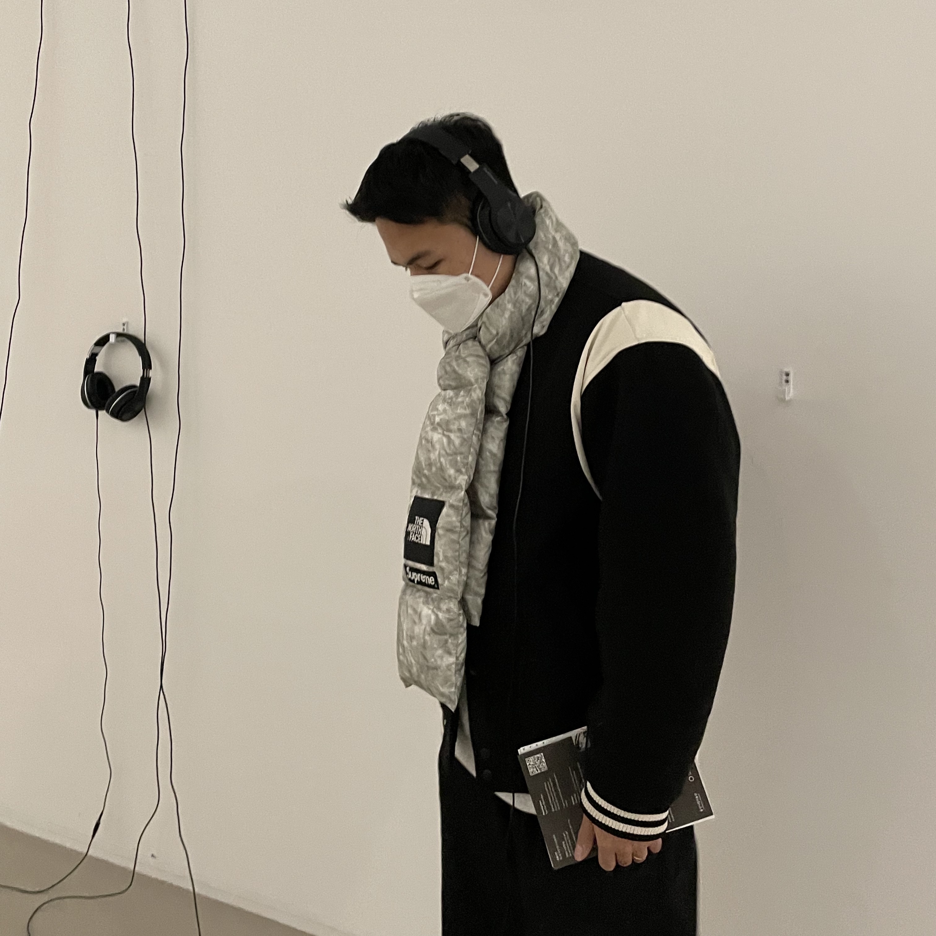 Supreme x The North Face Paper Print 700-Fill Down Scarf 착용 스타일