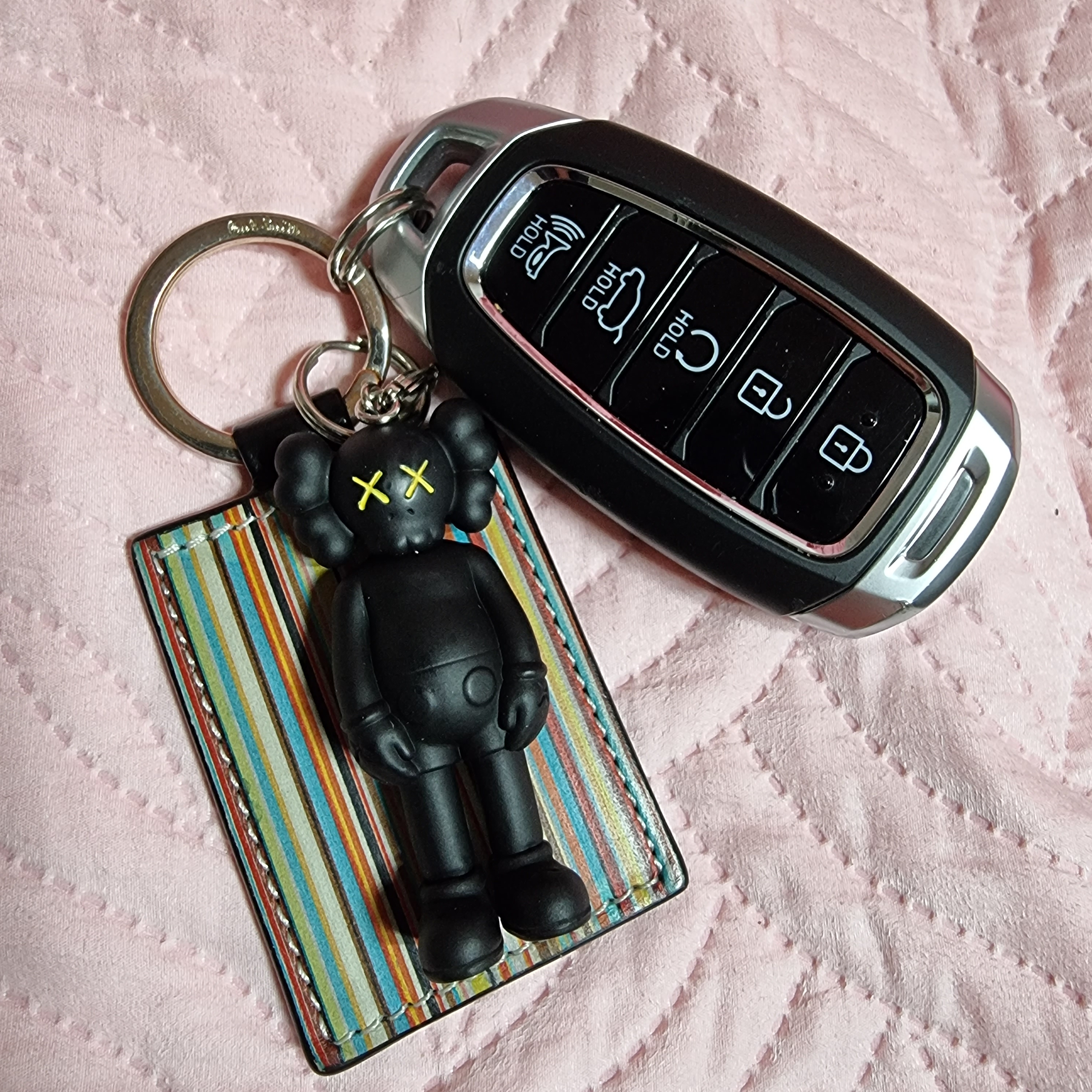 Kaws Tokyo First Companion Keychain Black 착용 스타일