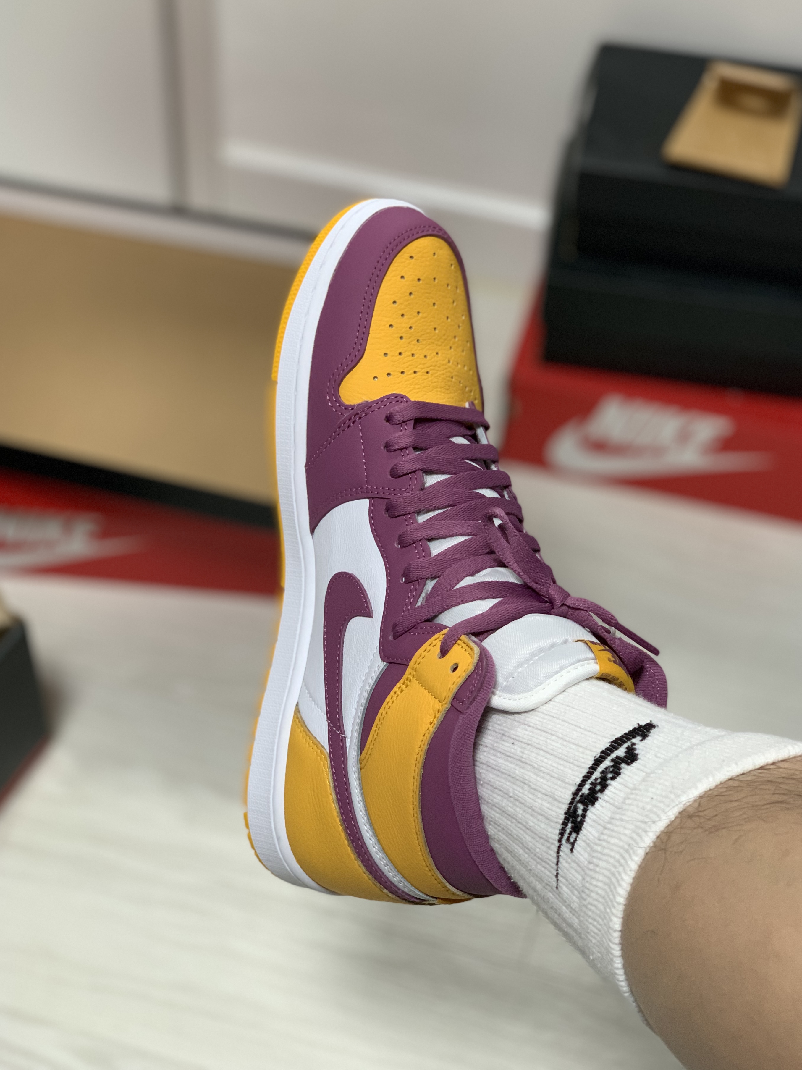 Jordan 1 Retro High OG University Gold Light Bordeaux 착용 스타일