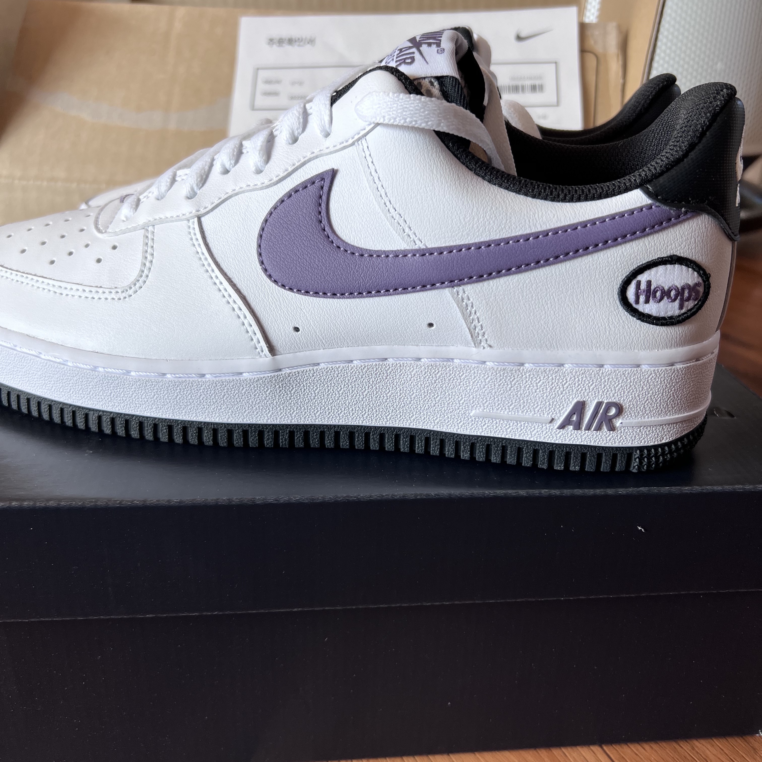 (W) Nike Air Force 1 '07 Low White Black, Nike Air Force 1 '07 LV8 Hoops White Canyon Purple 착용 스타일 - 3