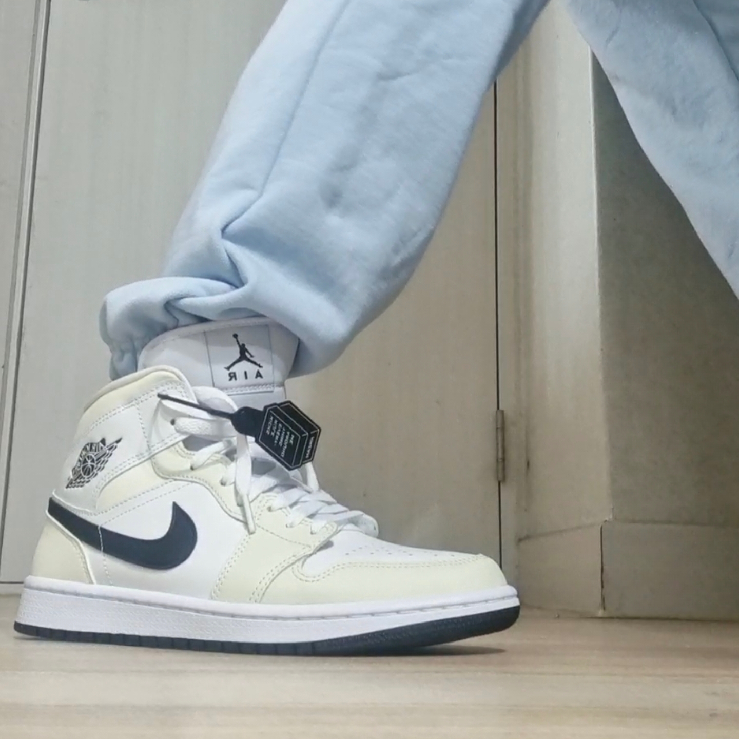 (W) Jordan 1 Mid Coconut Milk 착용 스타일 - 2