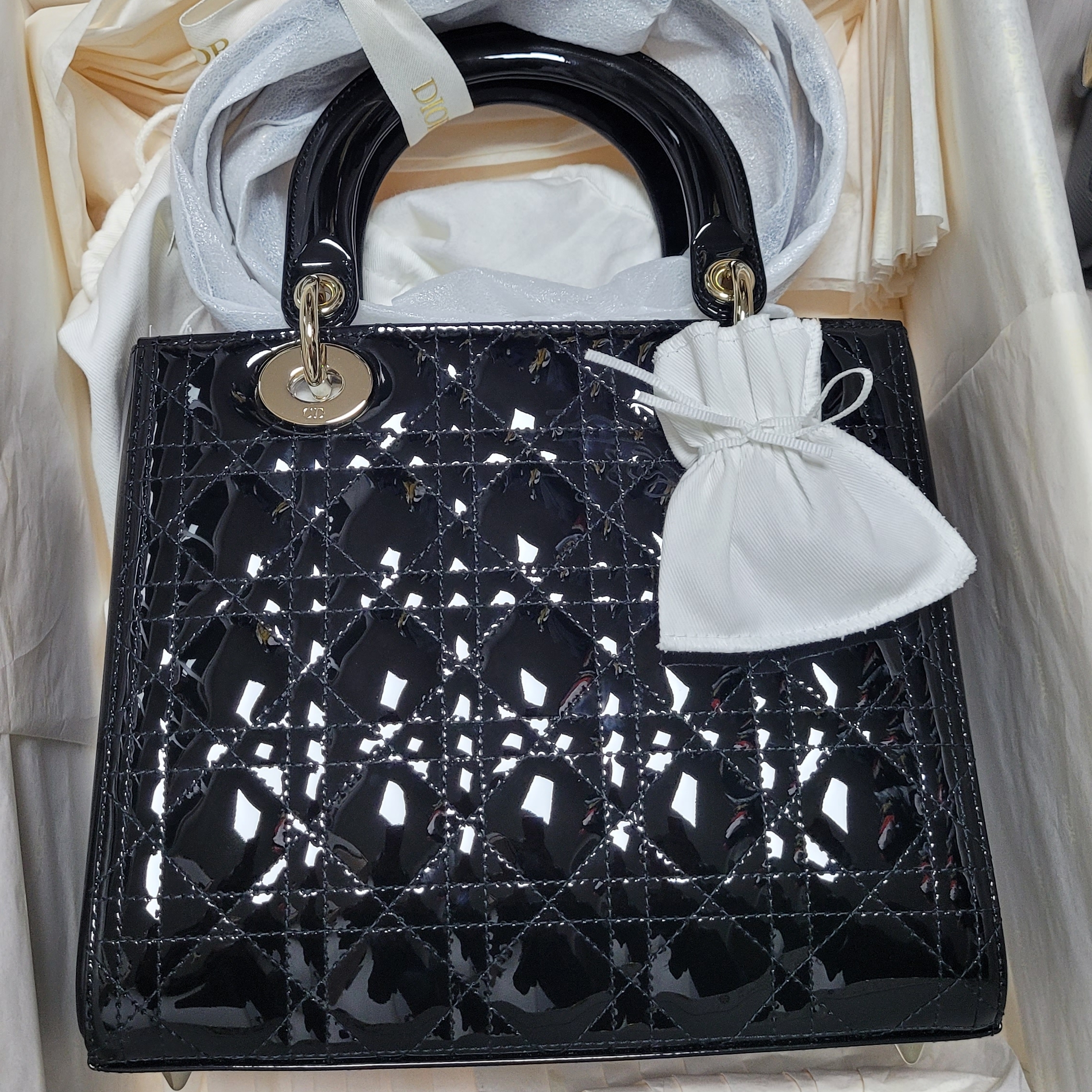 Dior Medium Lady Bag Patent Cannage Calfskin Black Pale Gold 착용 스타일