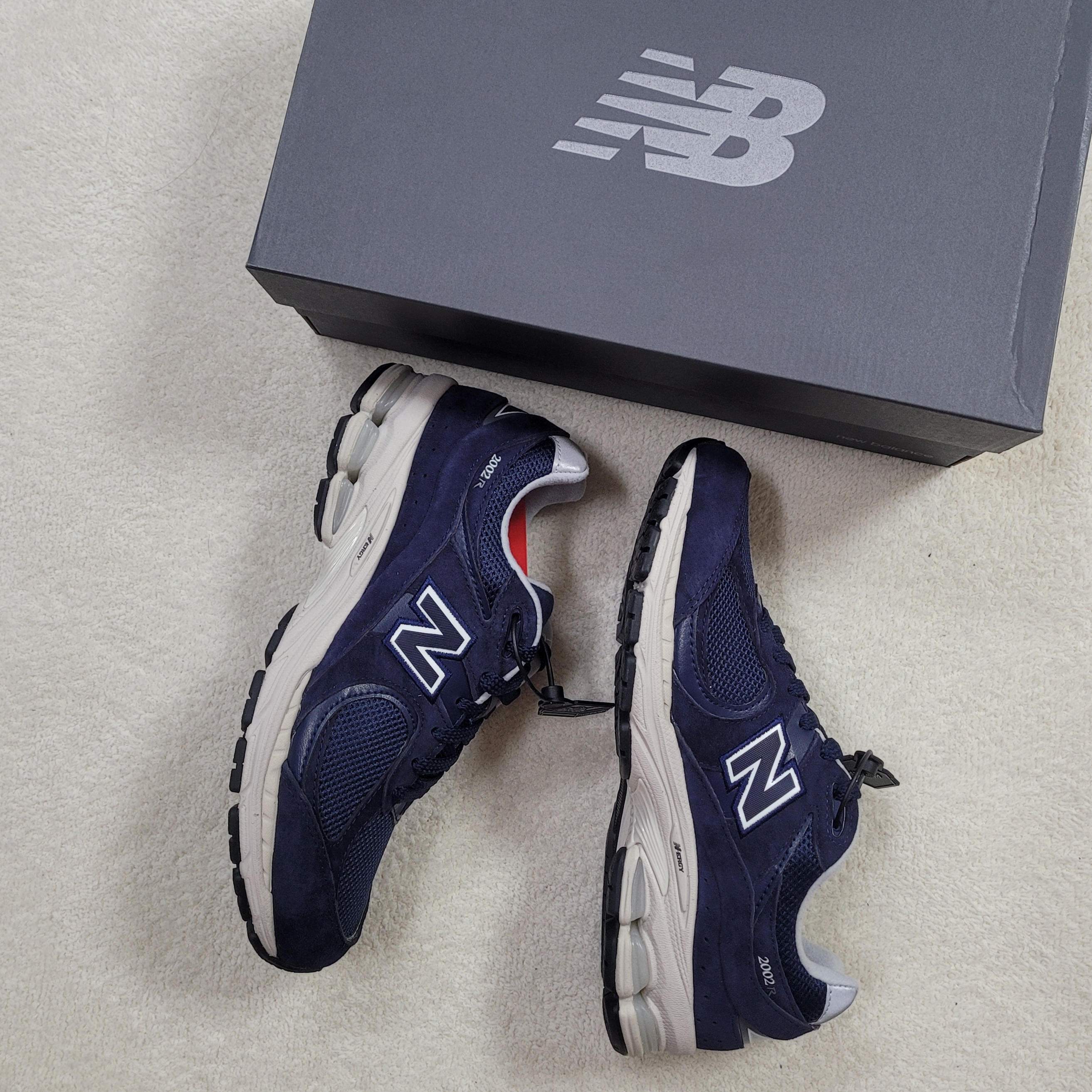 New Balance 2002R Navy 착용 스타일