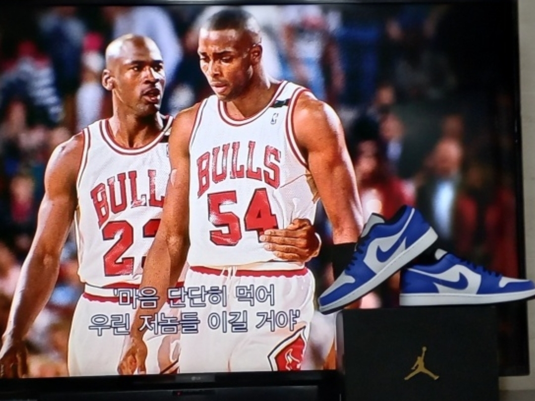 Jordan 1 Low Hyper Royal 착용 스타일