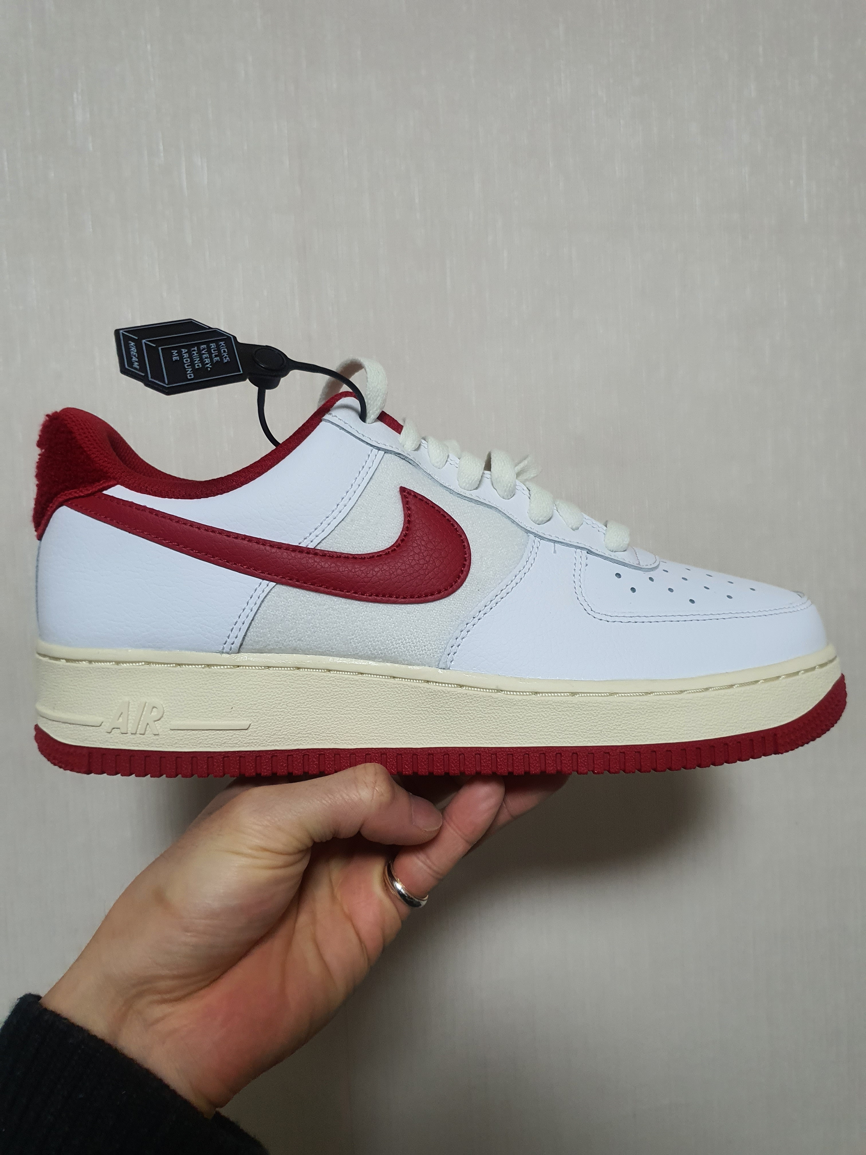 Nike Air Force 1 '07 LV8 Varsity White Gym Red 착용 스타일 - 1