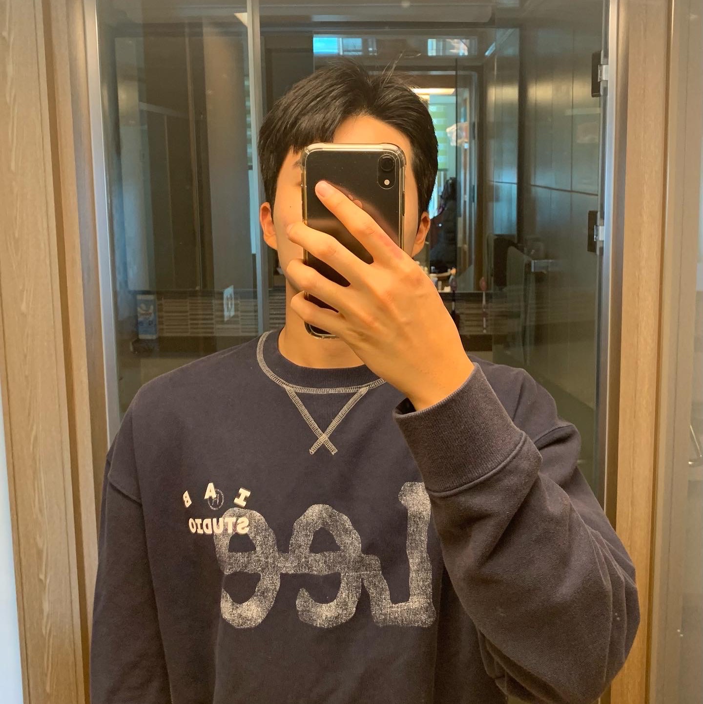IAB Studio x Lee Pigment Sweatshirt Indigo Navy 착용 스타일 - 1