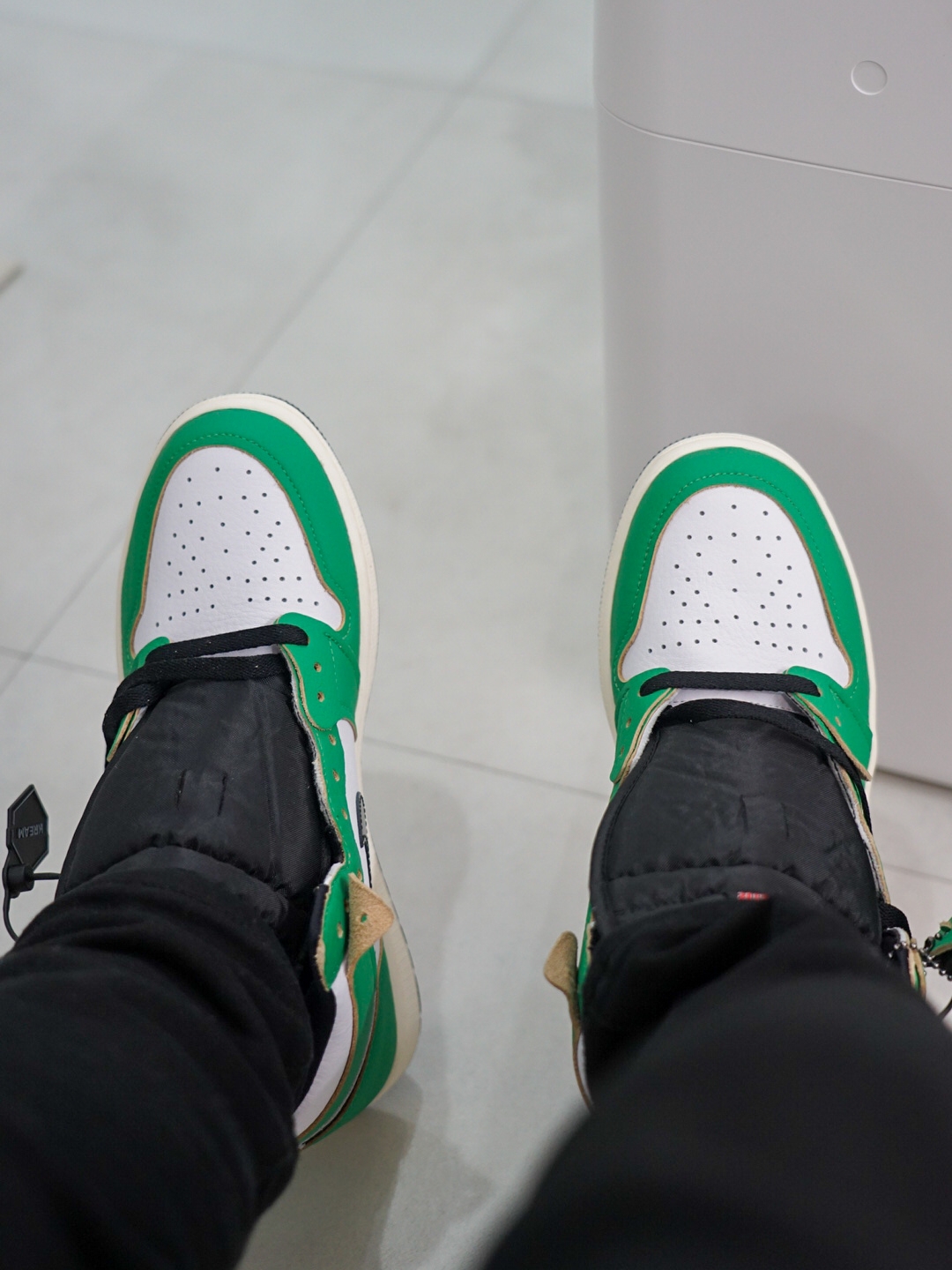 (W) Jordan 1 Retro High OG Lucky Green 착용 스타일 - 1