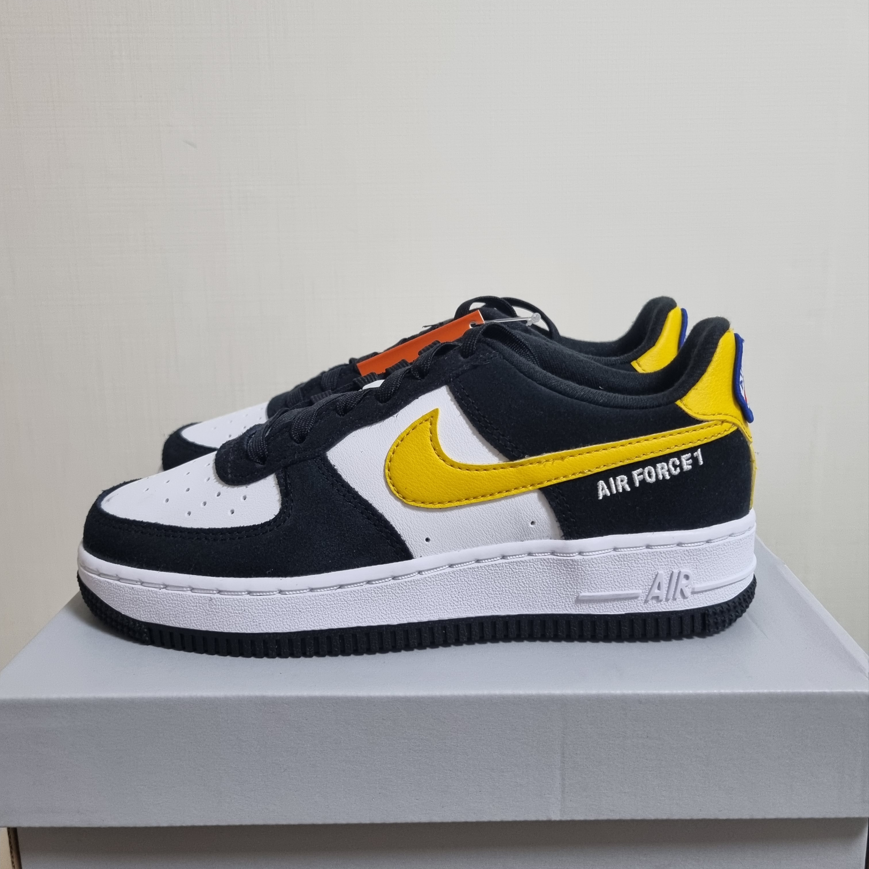 (GS) Nike Air Force 1 LV8 Athletic Club Black Dark Sulfur 착용 스타일 - 2