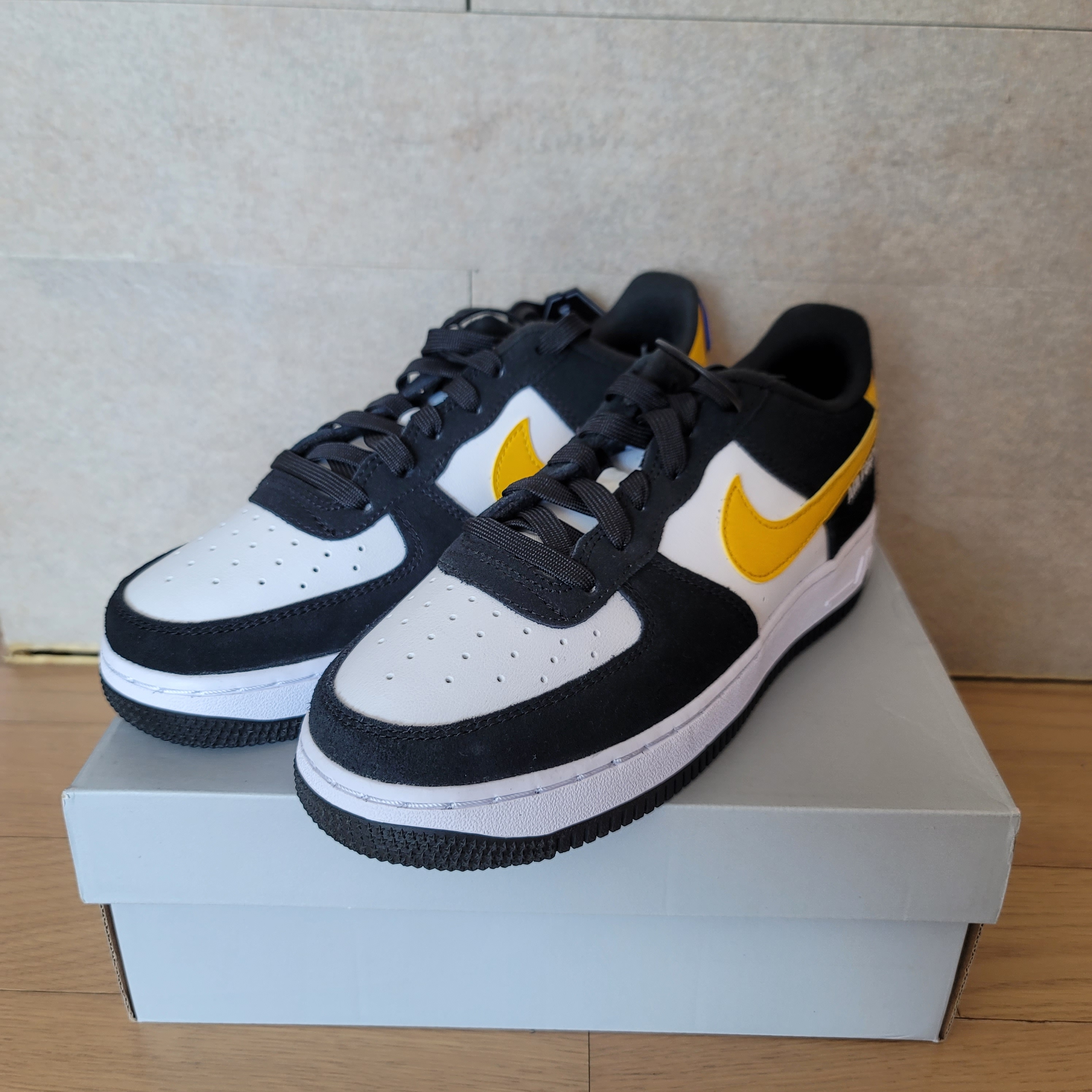 (GS) Nike Air Force 1 LV8 Athletic Club Black Dark Sulfur 착용 스타일 - 1