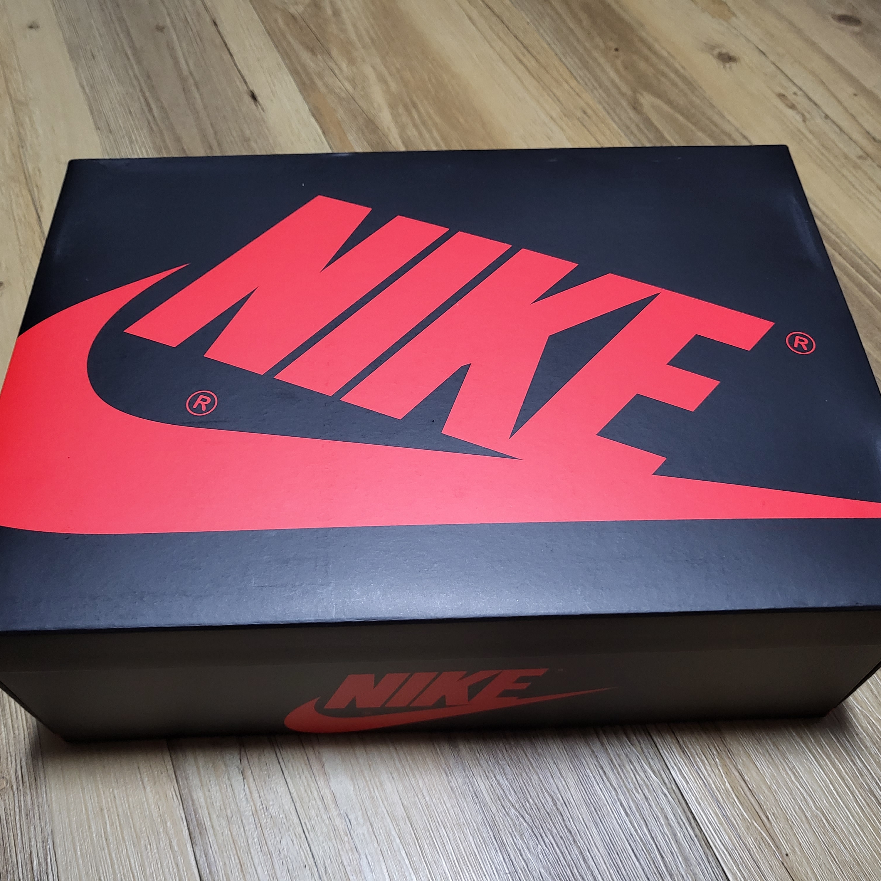 Jordan 1 Retro High OG University Gold Light Bordeaux 착용 스타일 - 1