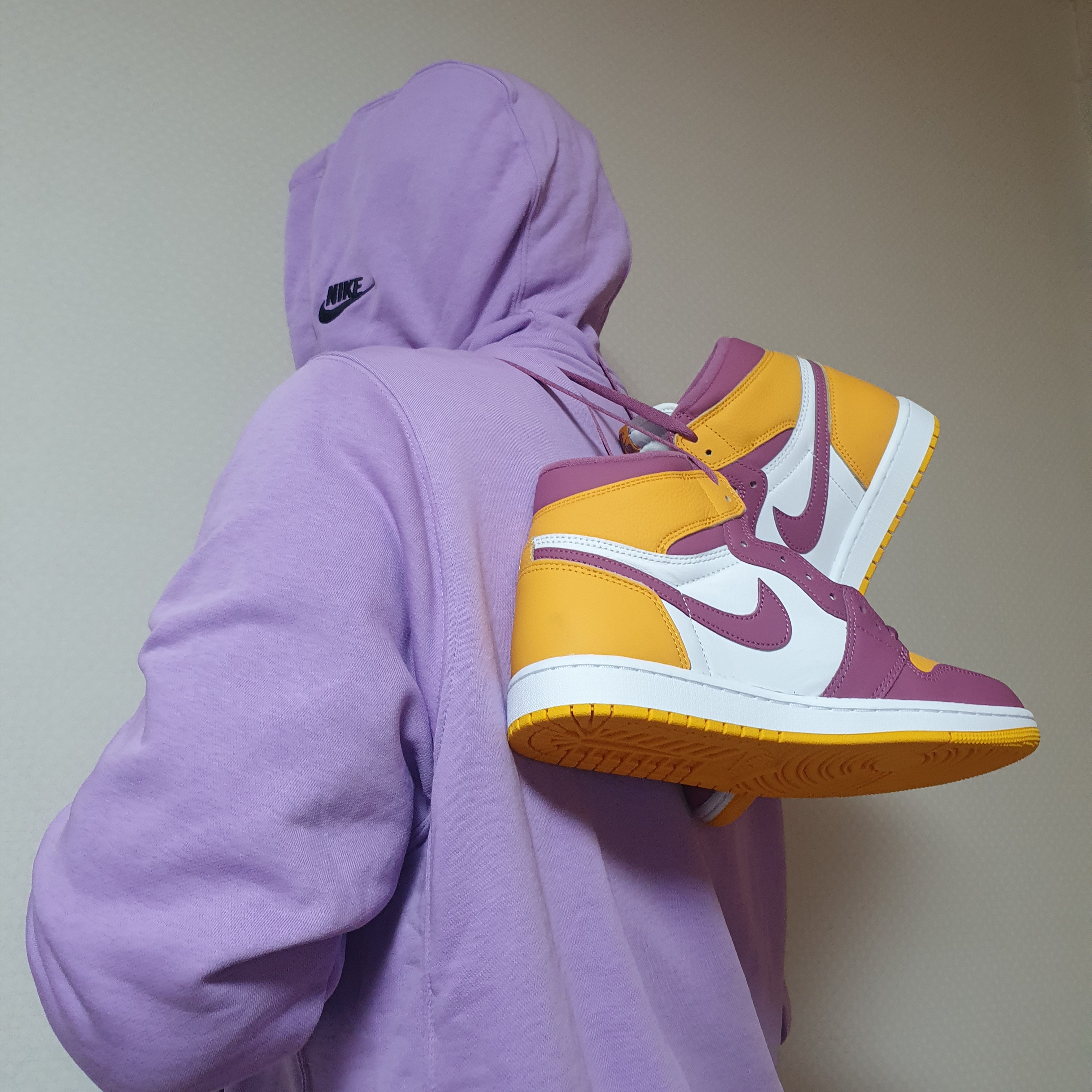 Jordan 1 Retro High OG University Gold Light Bordeaux 착용 스타일 - 1