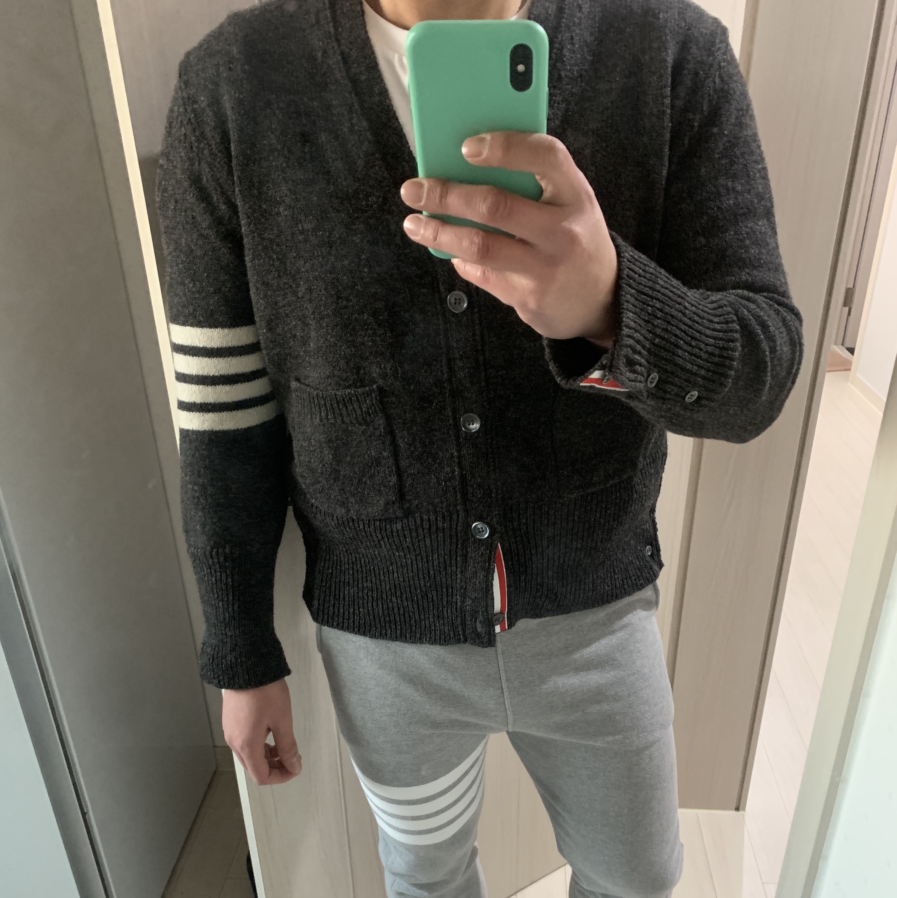 Thom Browne Shetland 4-Bar Classic Cardigan Dark Grey 착용 스타일 - 2